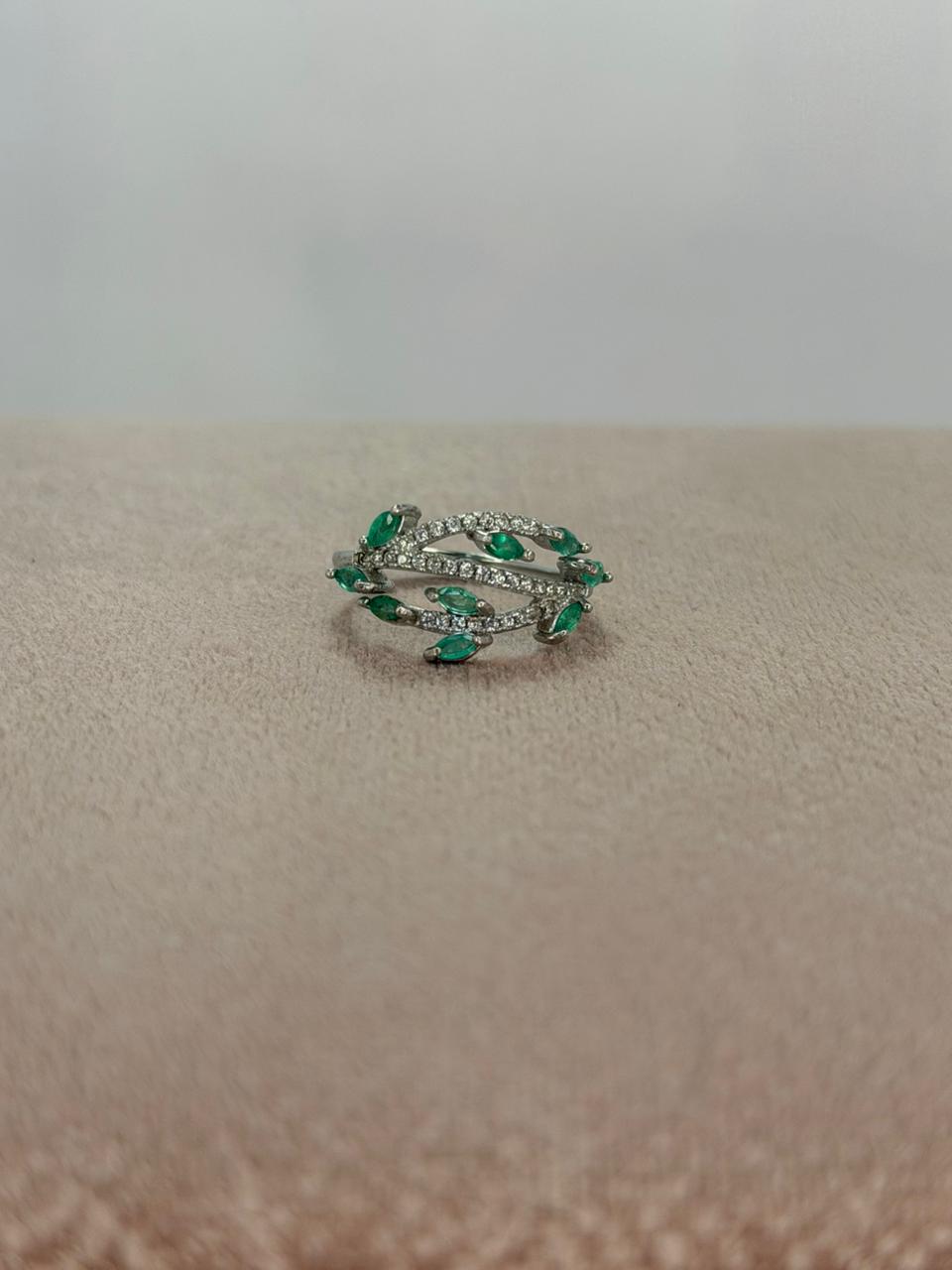 Anillo de esmeralda diseño ramificado