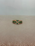 Anillo de esmeralda diseño infinito