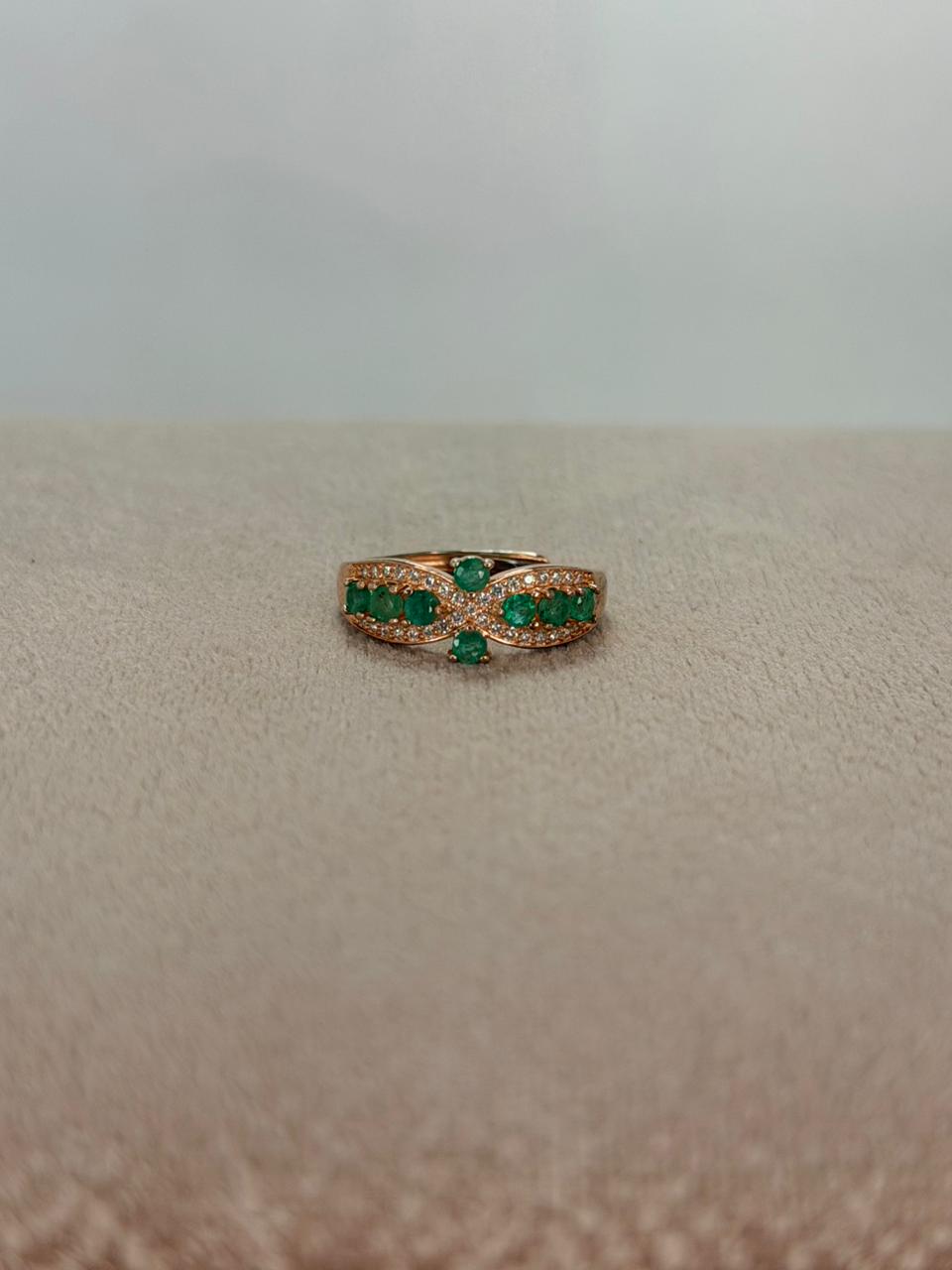 Anillo de esmeralda diseño infinito