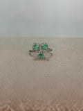 Anillo de esmeralda diseño lazo