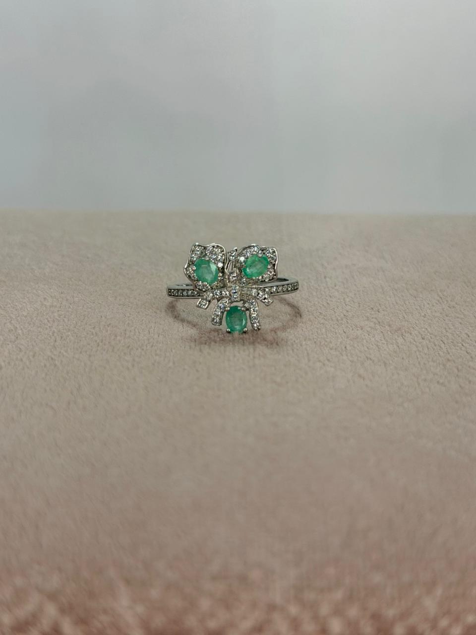 Anillo de esmeralda diseño lazo