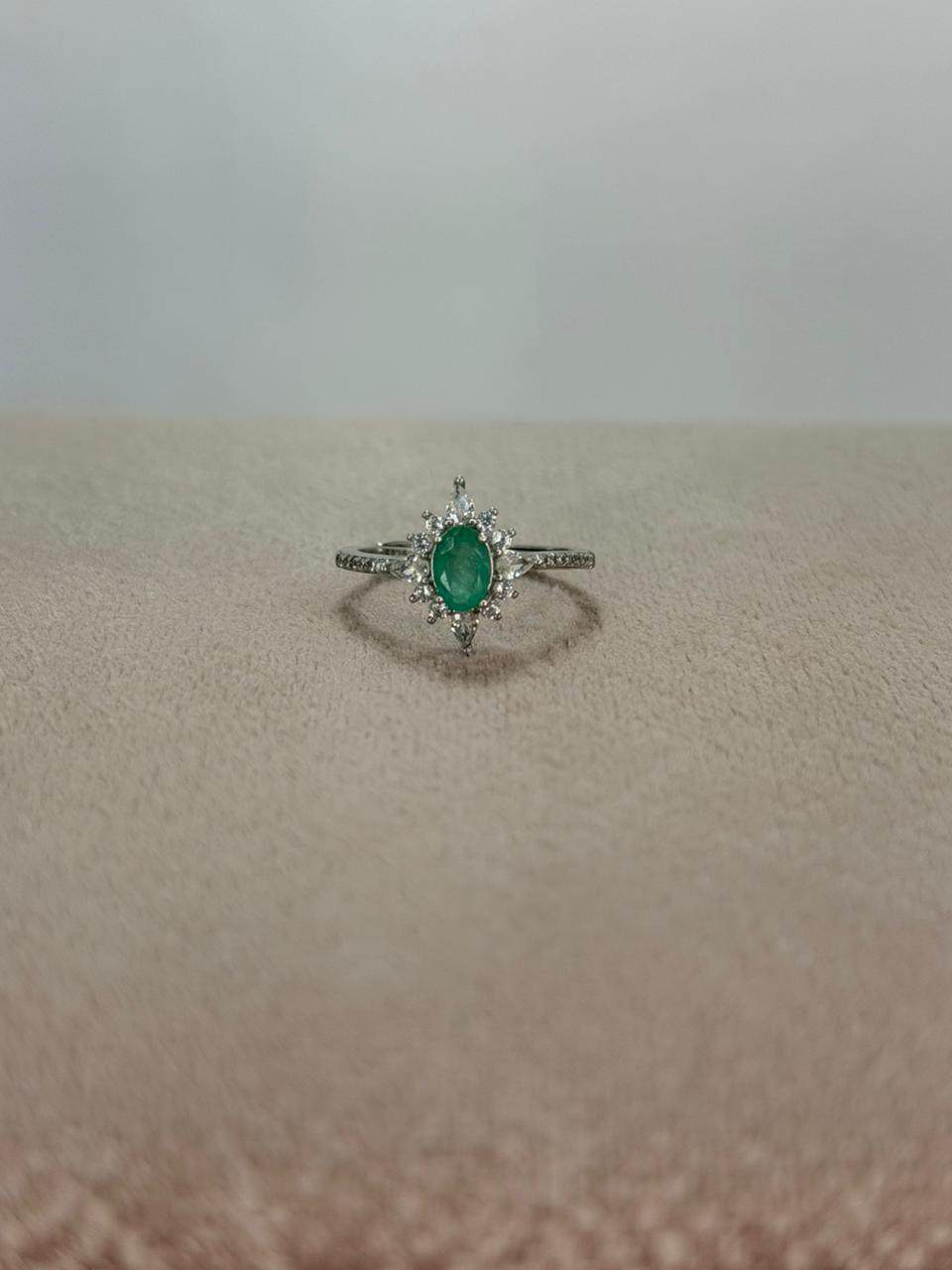 Anillo de esmeralda corte marquesa