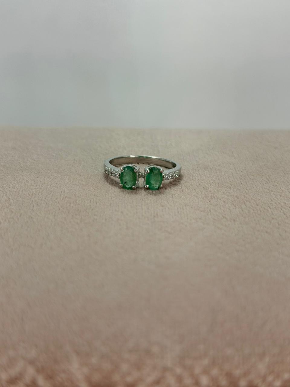 Anillo de esmeralda diseño doble