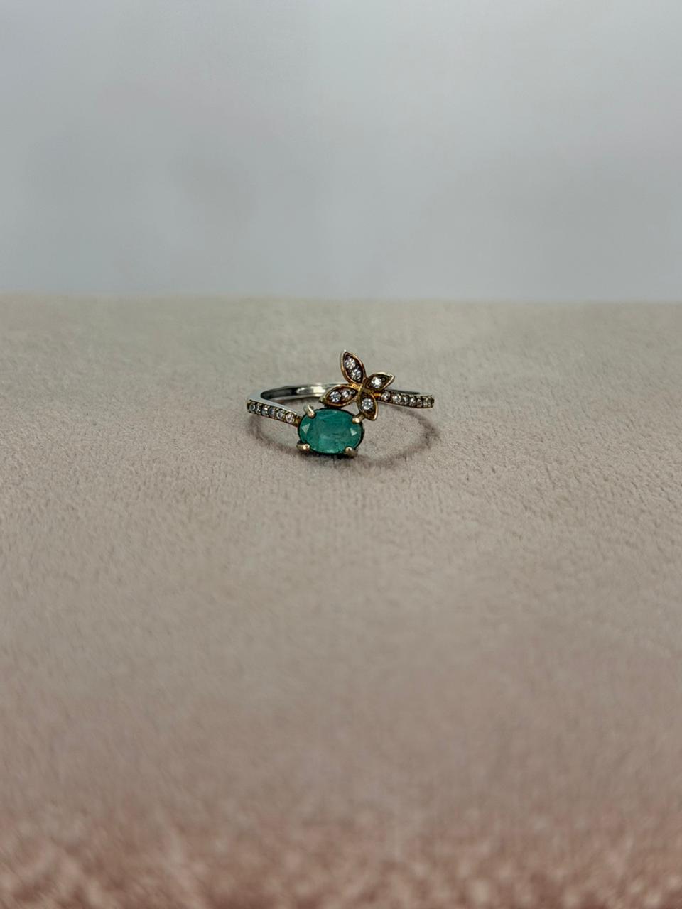 Anillo de esmeralda diseño flor