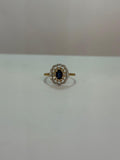 Anillo de zafiro diseño rústico dorado y zircones