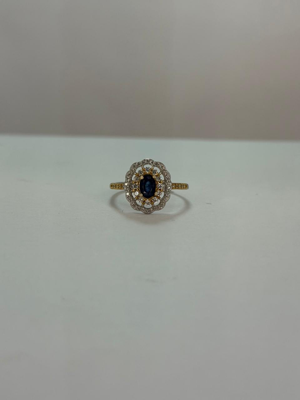 Anillo de zafiro diseño rústico dorado y zircones