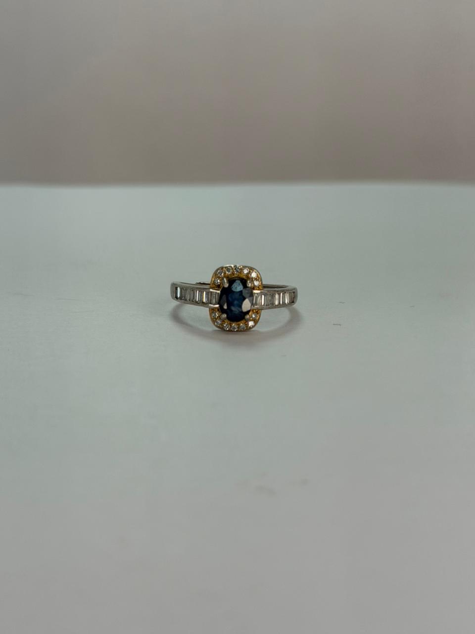 Anillo de zafiro corte oval