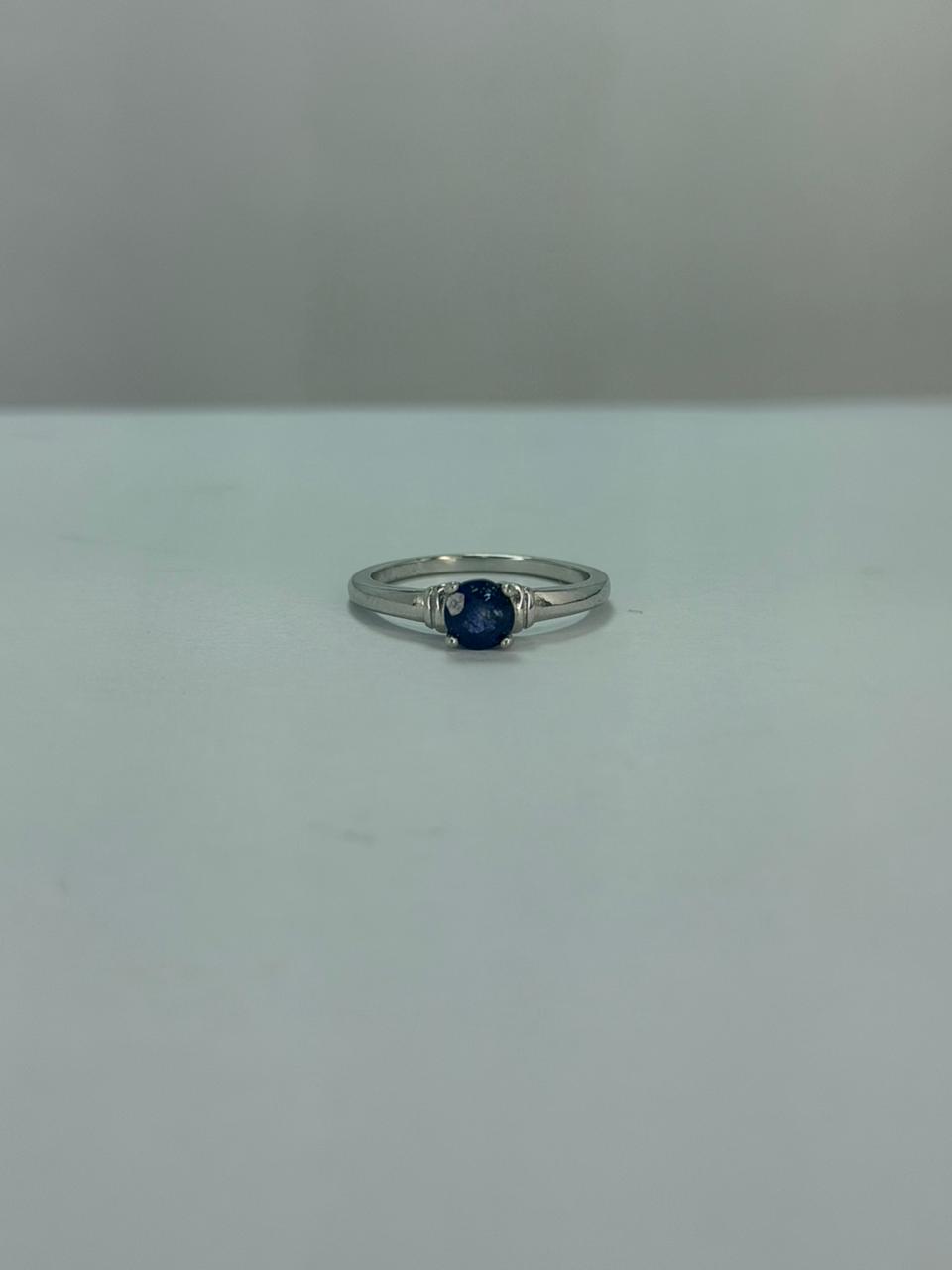 Anillo de zafiro solitario