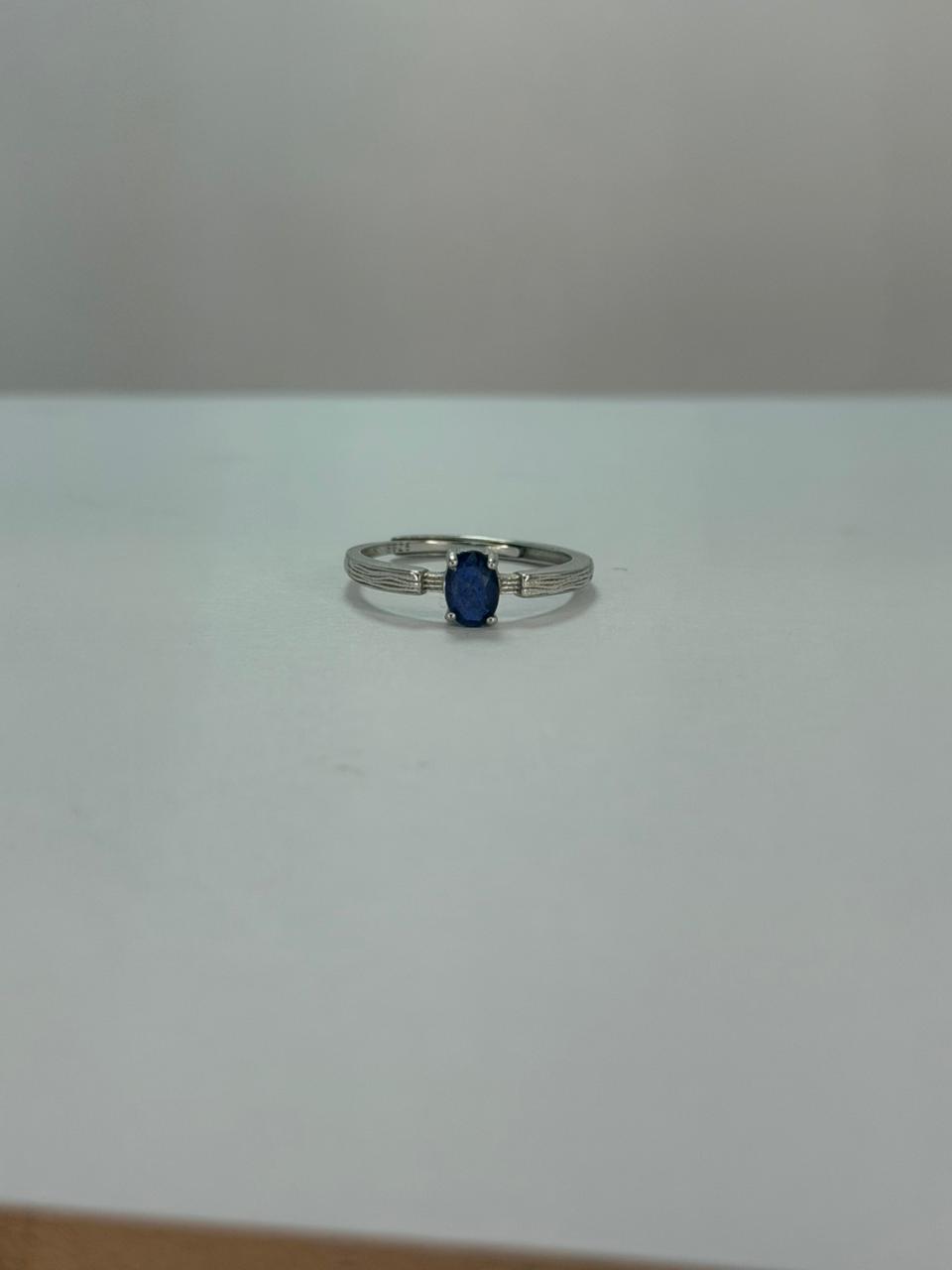 Anillo de zafiro solitario