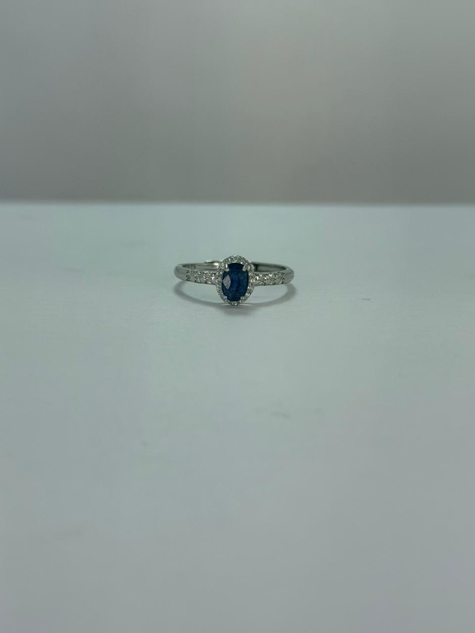 Anillo de zafiro solitario