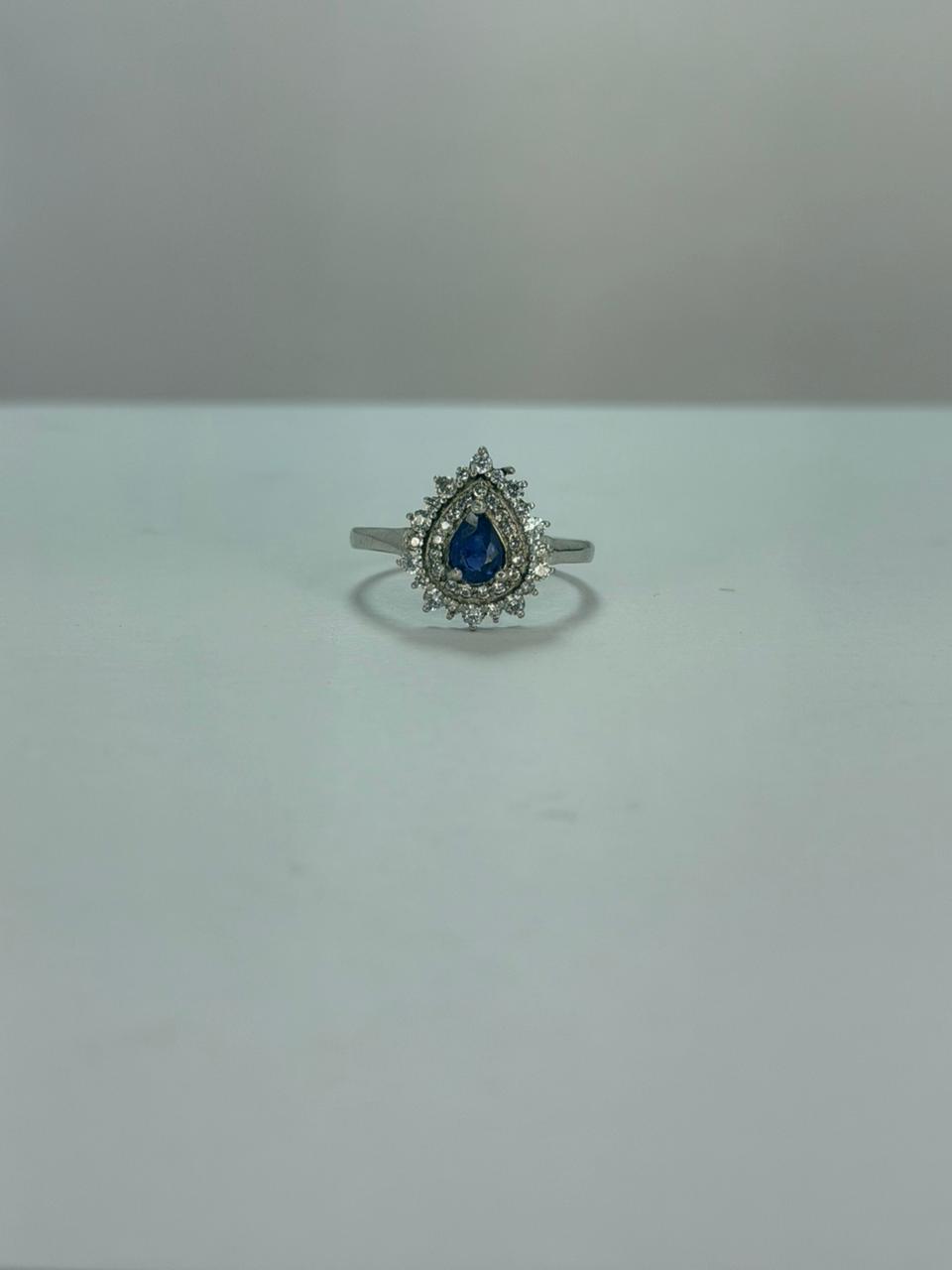Anillo de zafiro corte lagrima