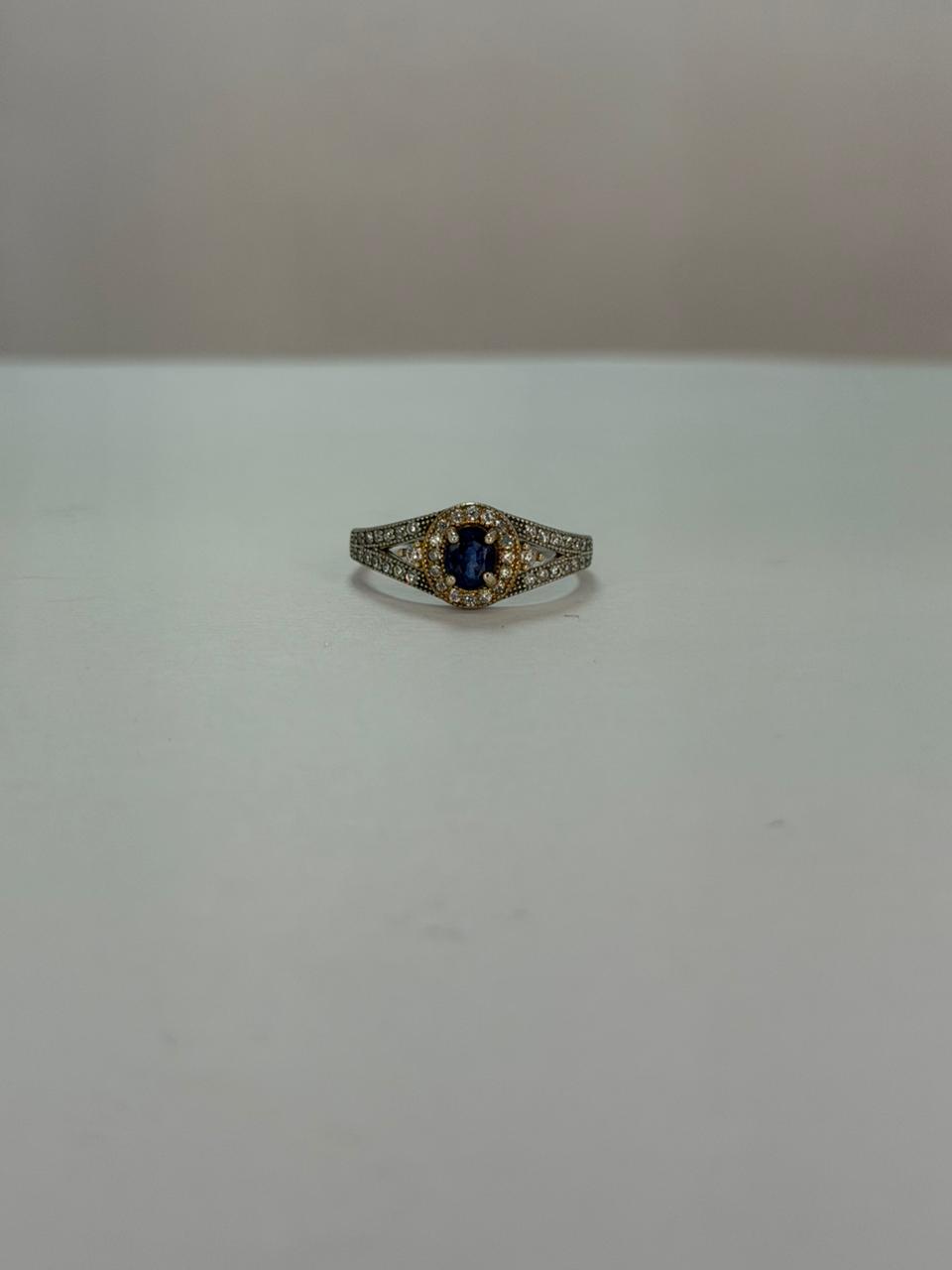 Anillo de zafiro diseño en abrazo