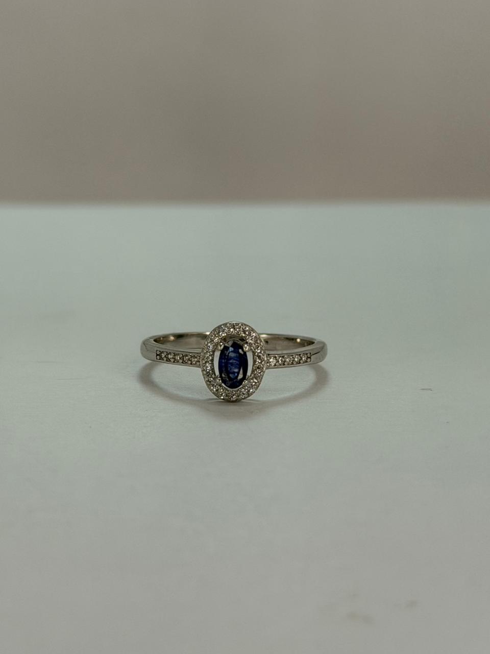 Anillo de zafiro diseño en corte oval