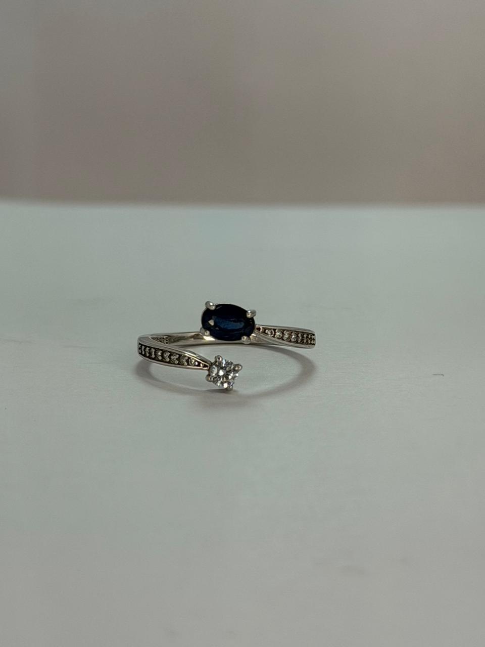Anillo de zafiro corte oval