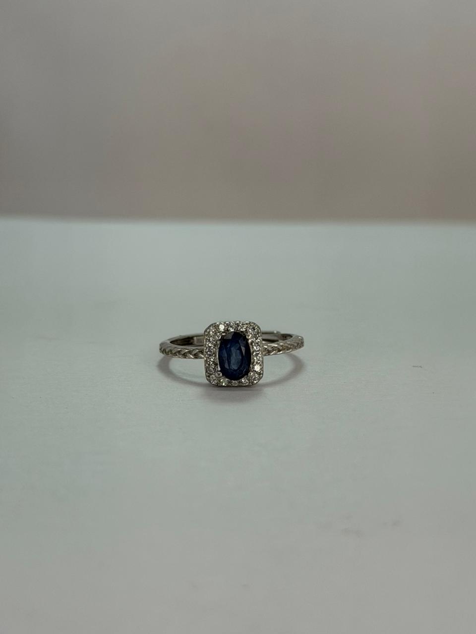 Anillo de zafiro corte oval diseño rectangular