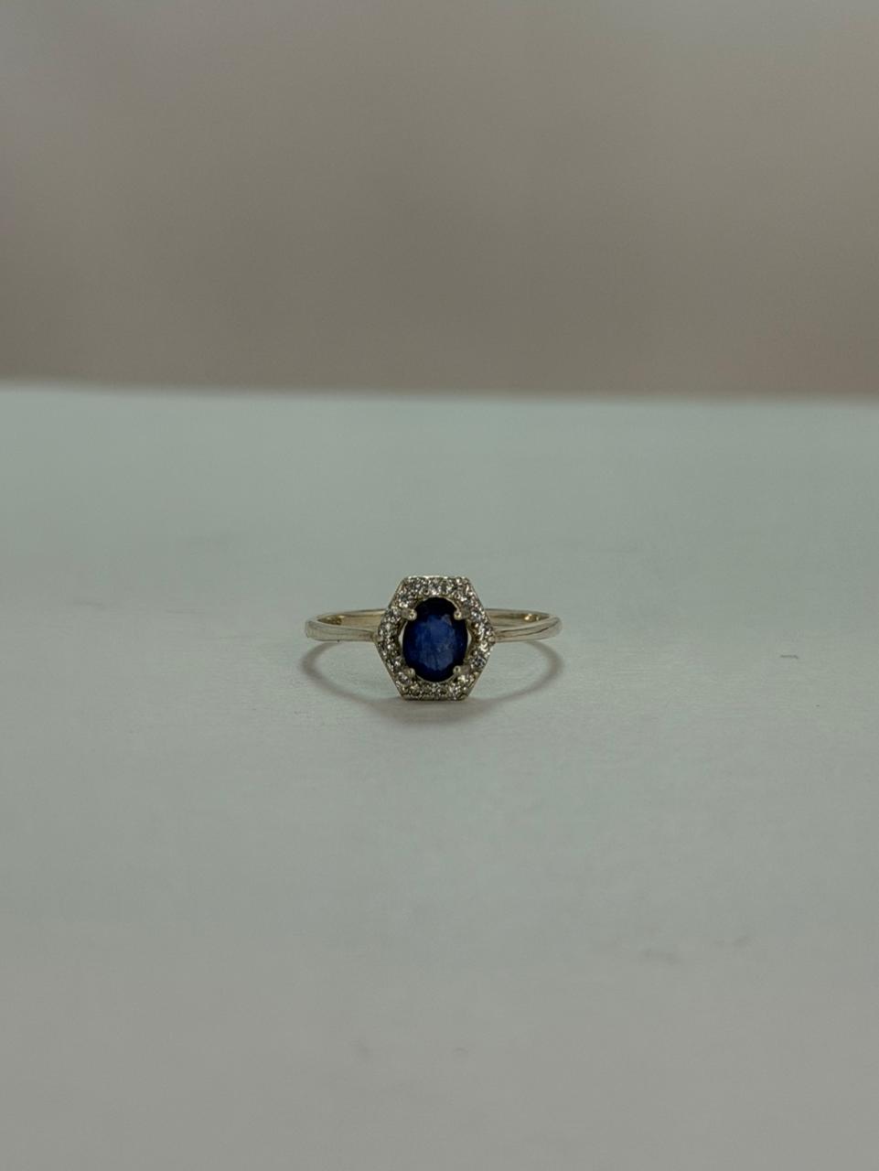 Anillo de zafiro corte oval diseño hexágono