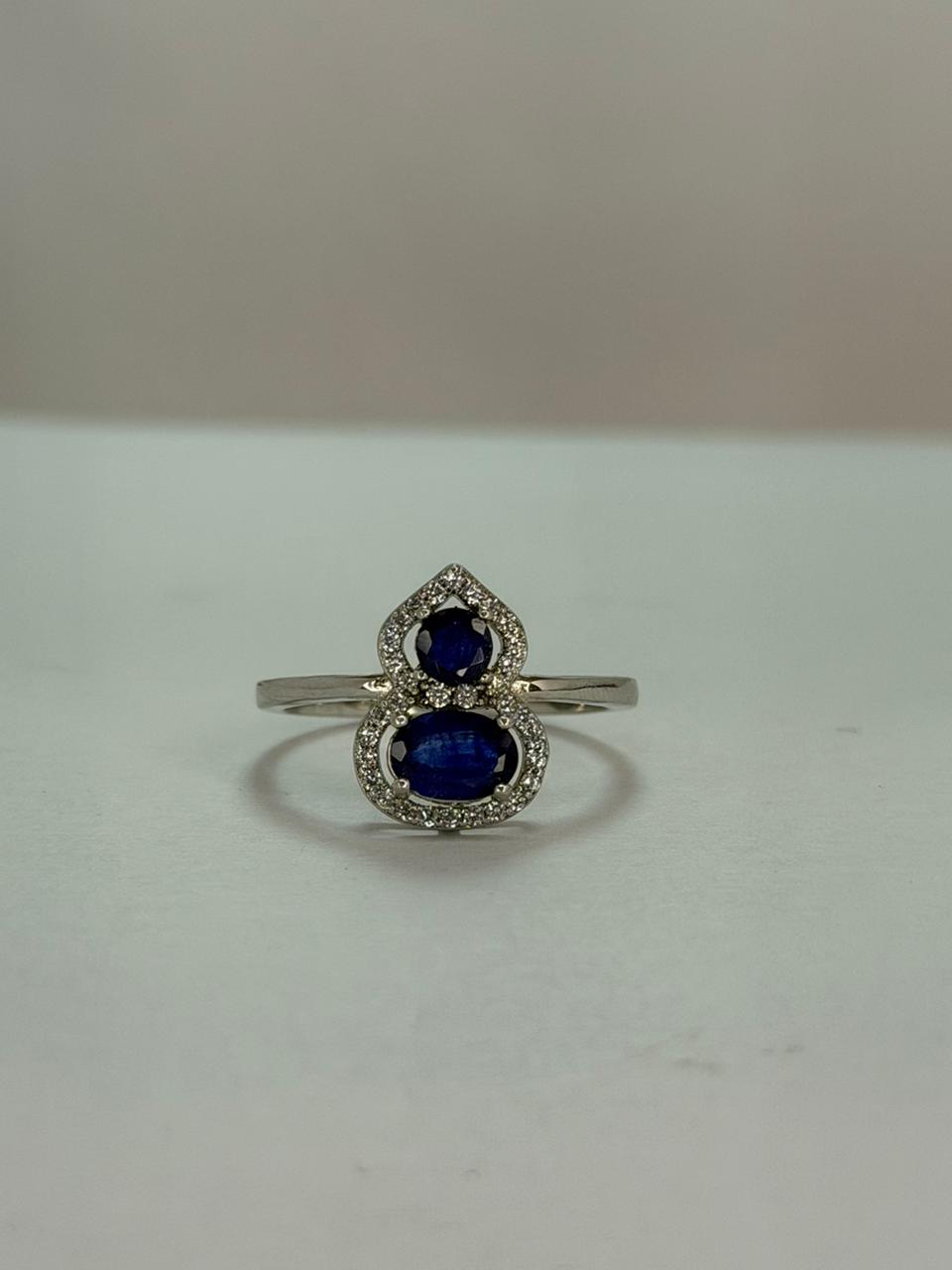 Anillo de zafiro doble corte oval y redondo