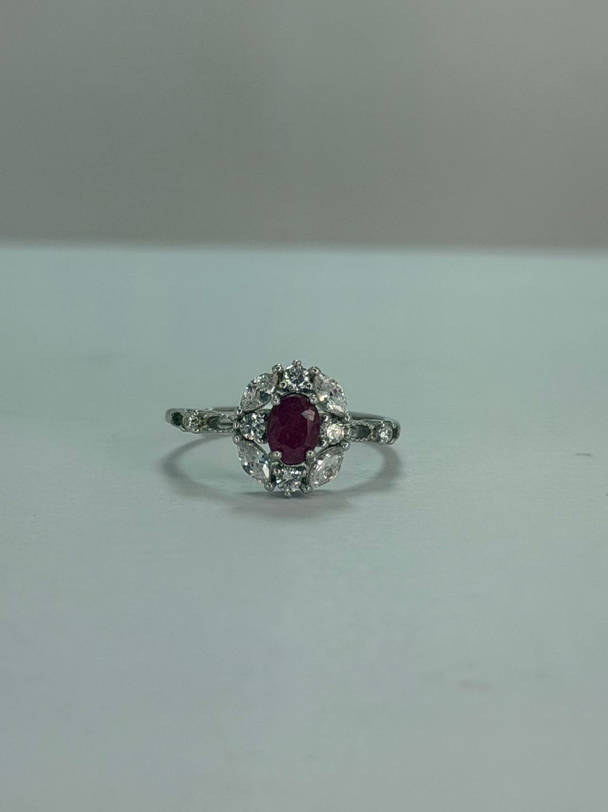 Anillo de Rubí diseño corte oval