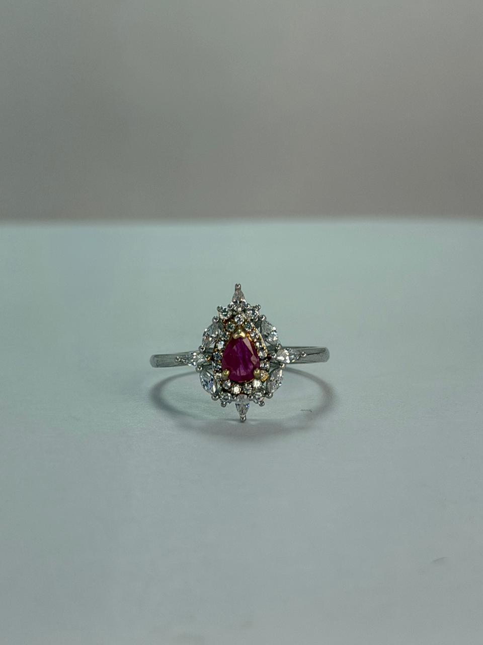 Anillo de Rubí diseño corte lagrima