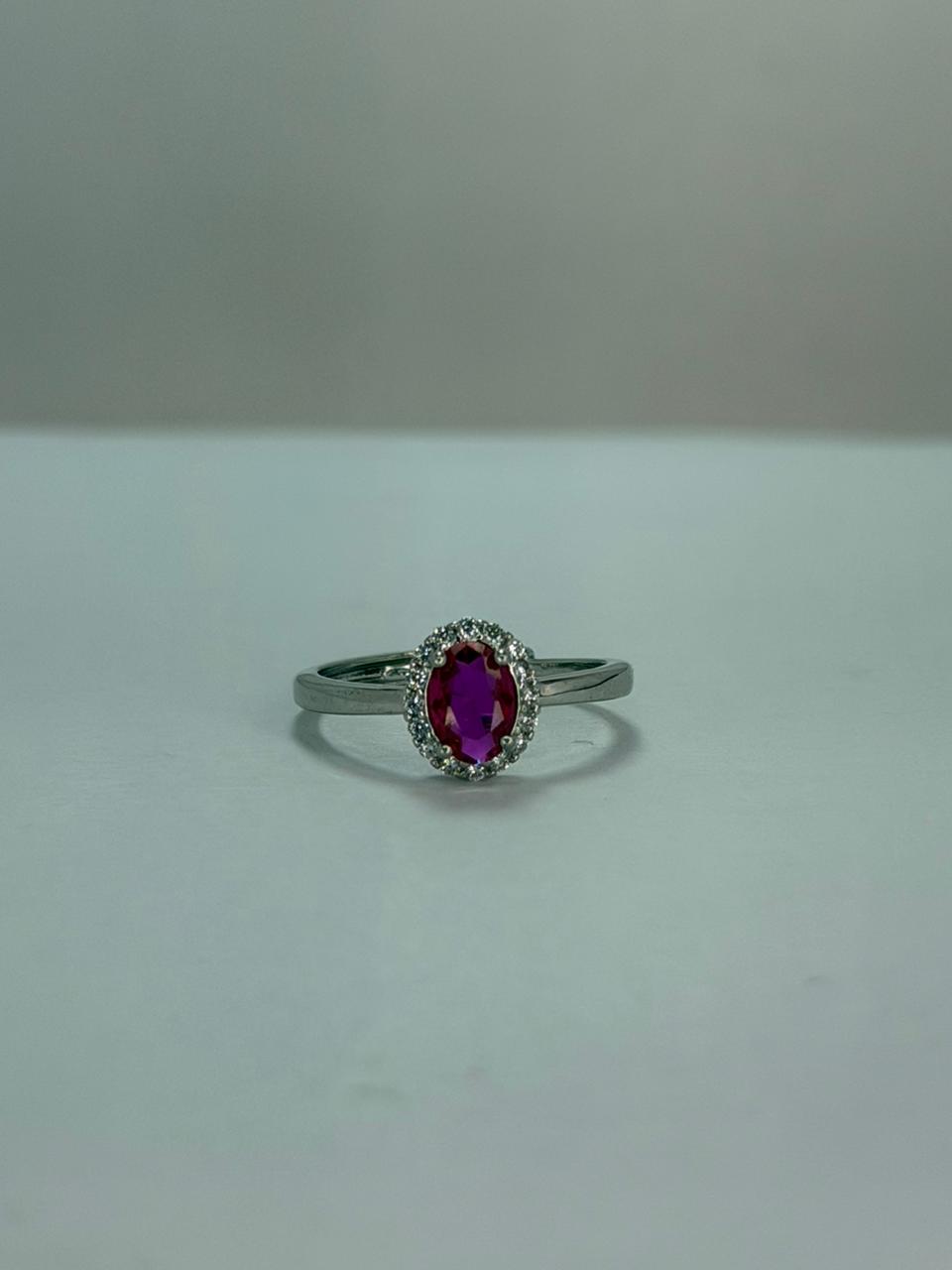 Anillo de Rubí diseño corte oval solitario