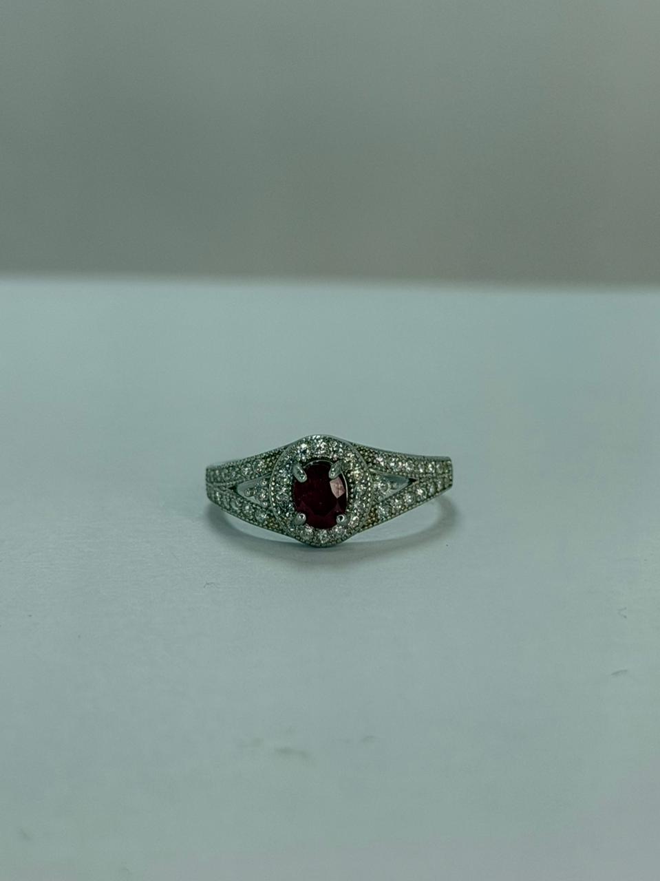 Anillo de Rubí diseño corte oval abrazo