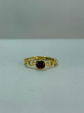 Anillo de Rubí diseño corte redondo cadena acabado dorado