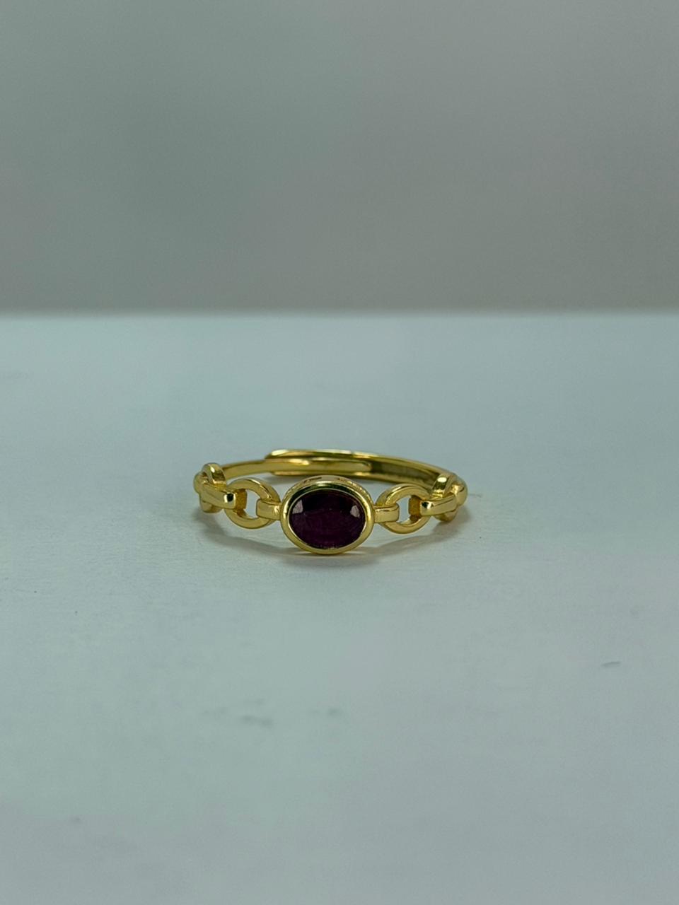 Anillo de Rubí diseño corte redondo cadena acabado dorado