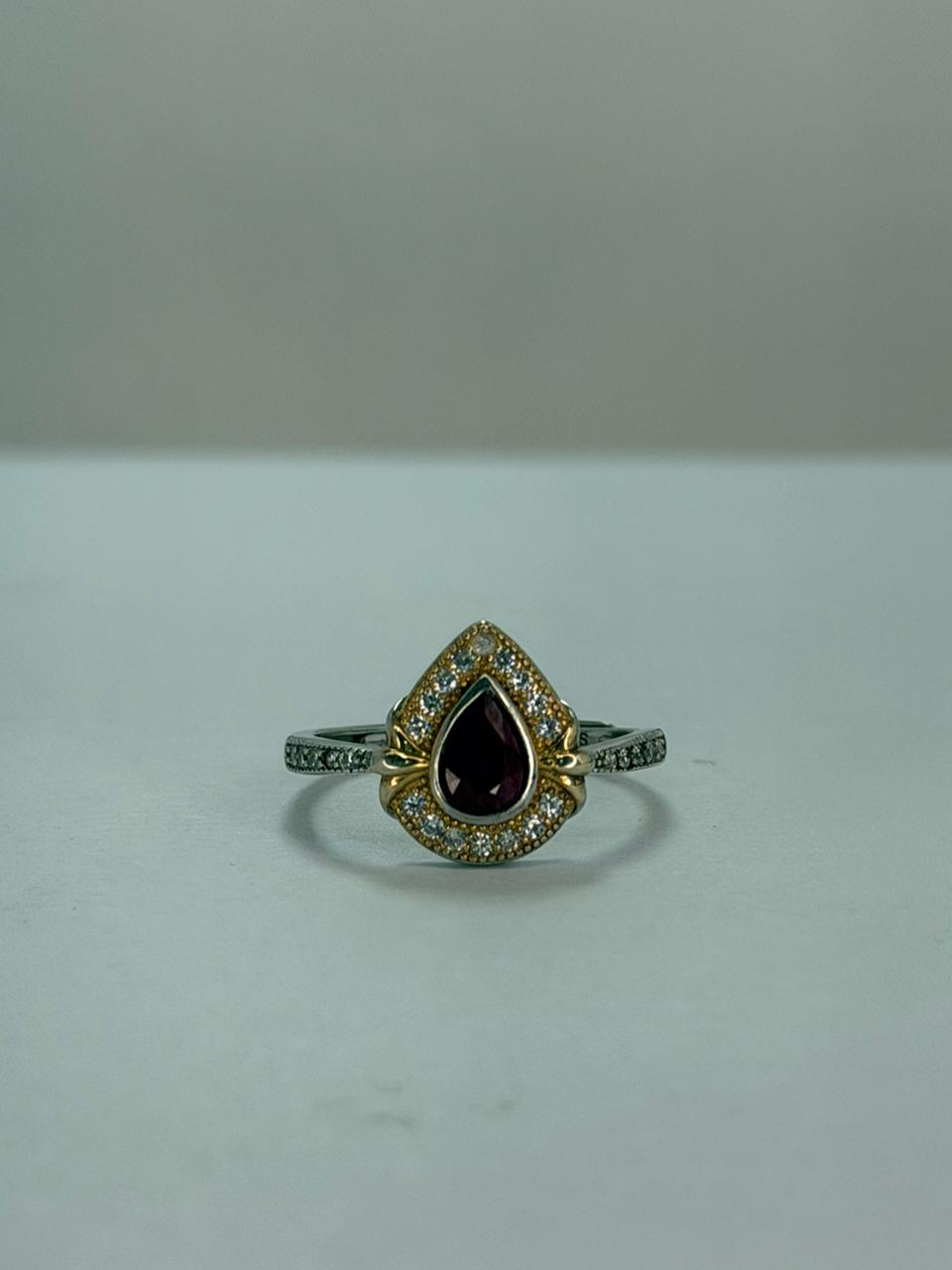 Anillo de Rubí diseño corte lagrima