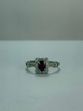 Anillo de Rubí diseño corte oval en base rectangular