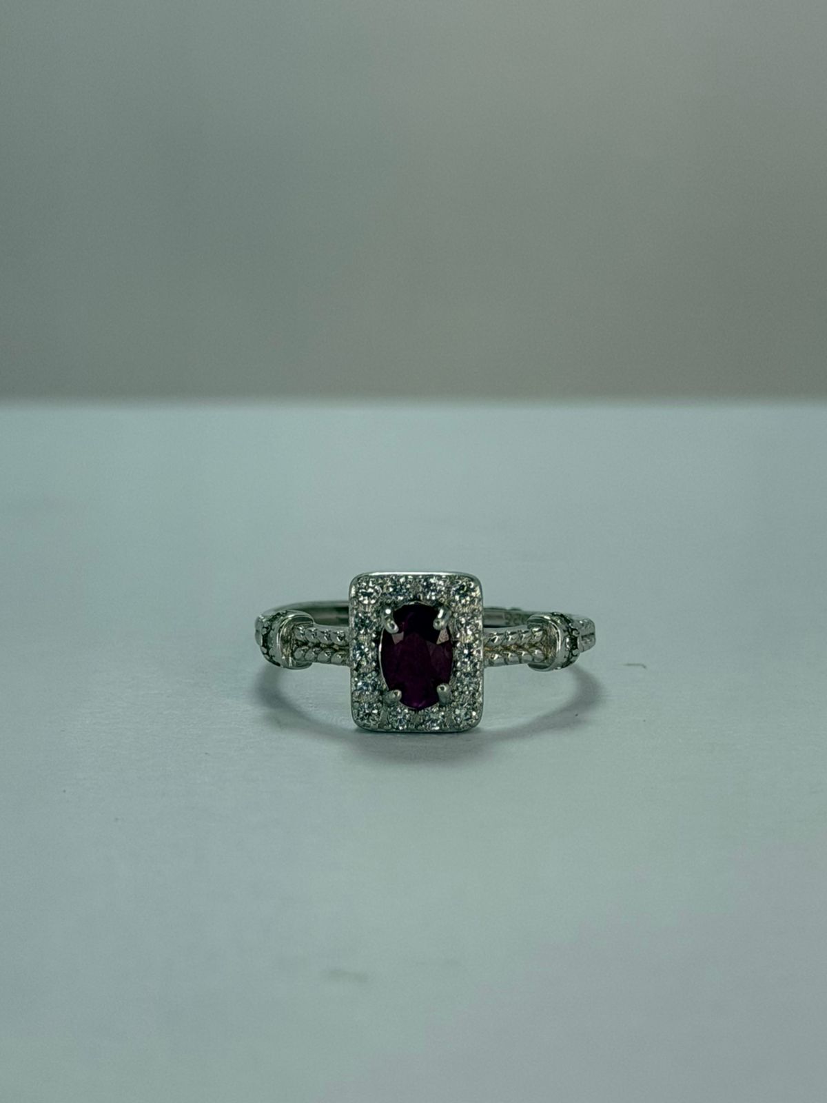 Anillo de Rubí diseño corte oval en base rectangular