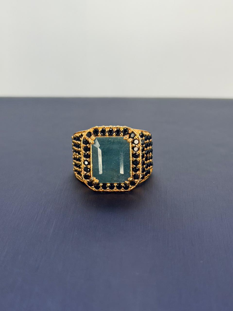 Anillo de esmeralda corte rectangular con espinel