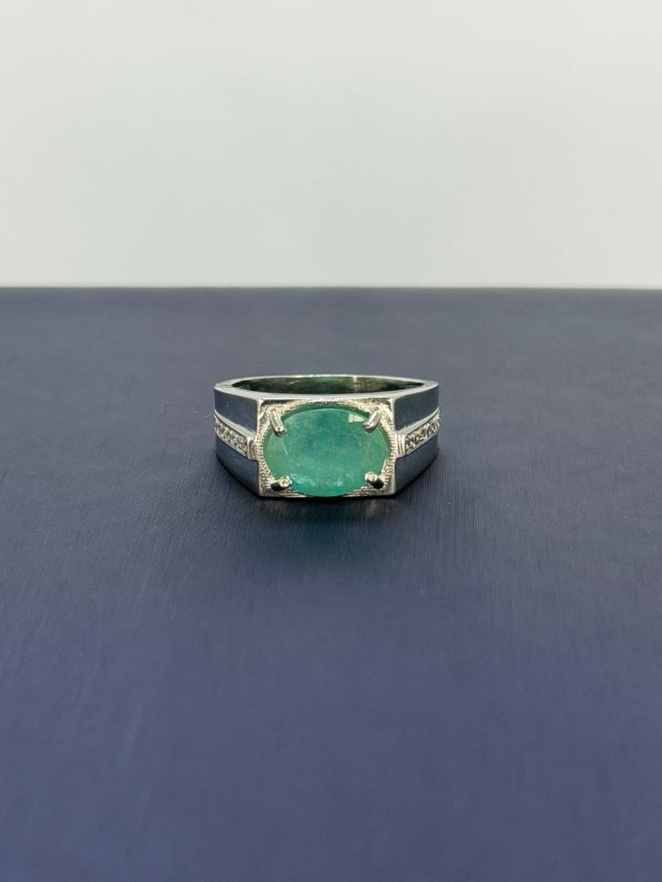 Anillo de esmeralda corte Oval Franqueado