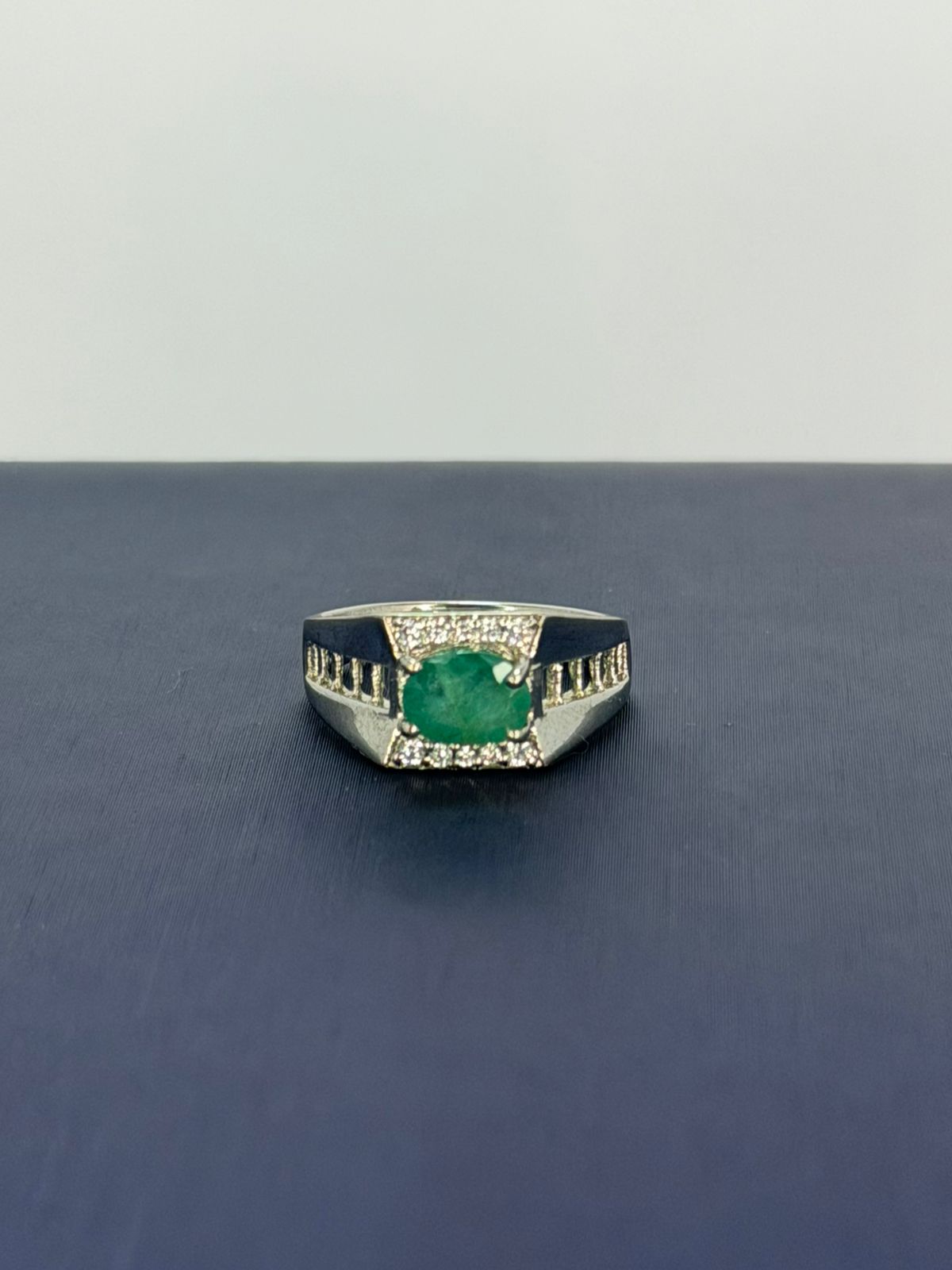 Anillo de esmeralda corte Oval