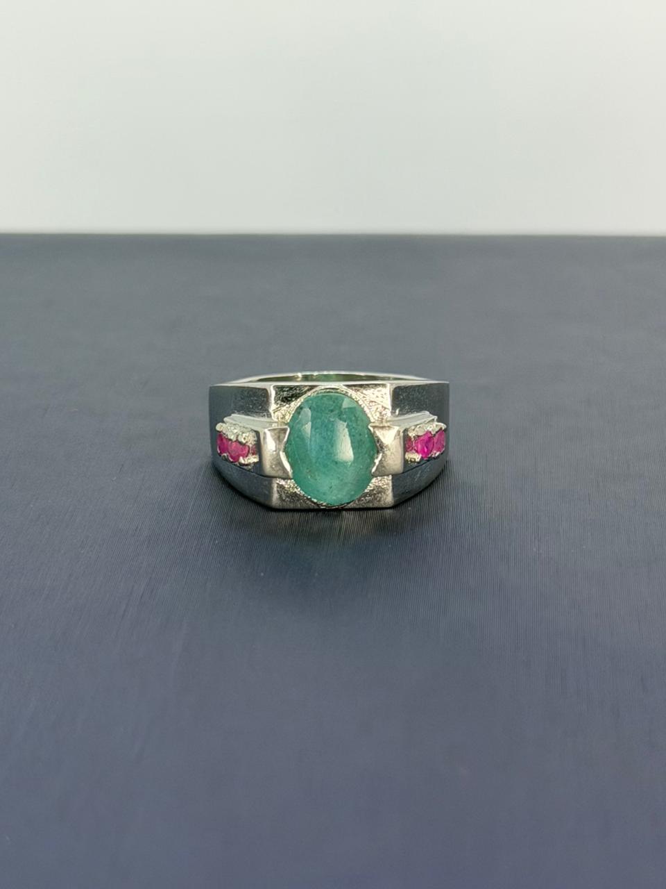 Anillo de Esmeralda con rubí