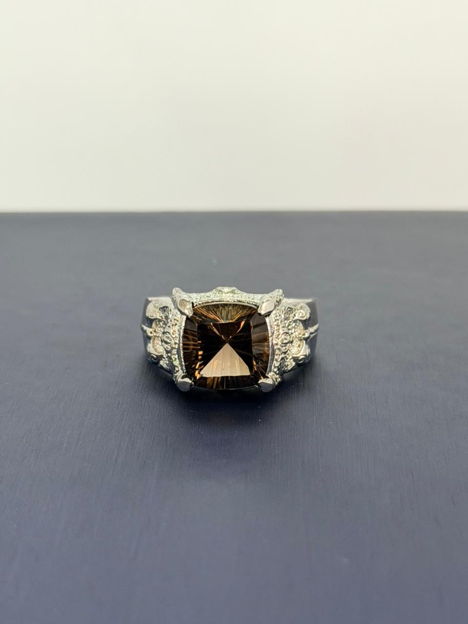 Anillo de cuarzo ahumado corte rectangular