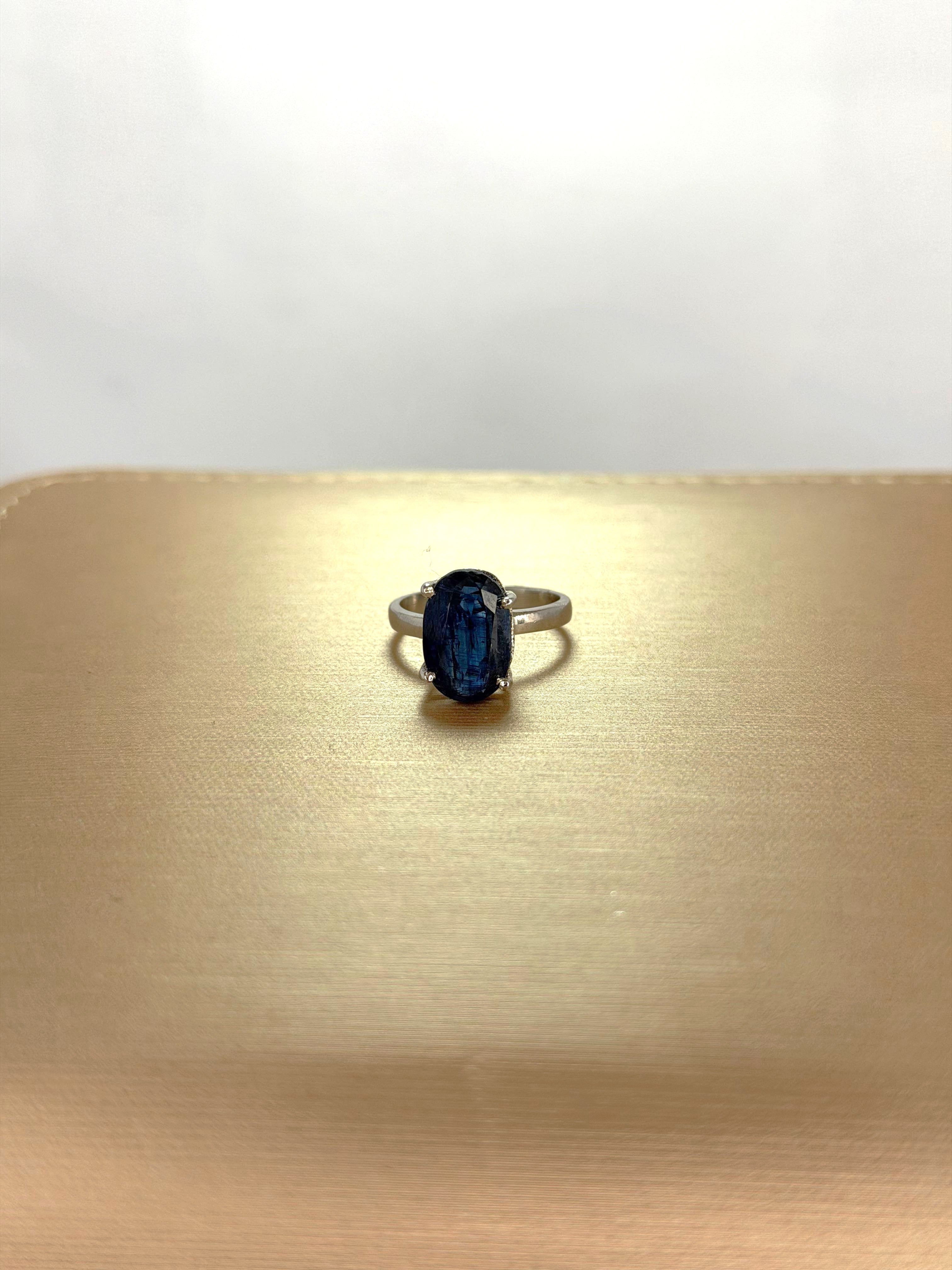 Anillo  diseño solitario Kyanita