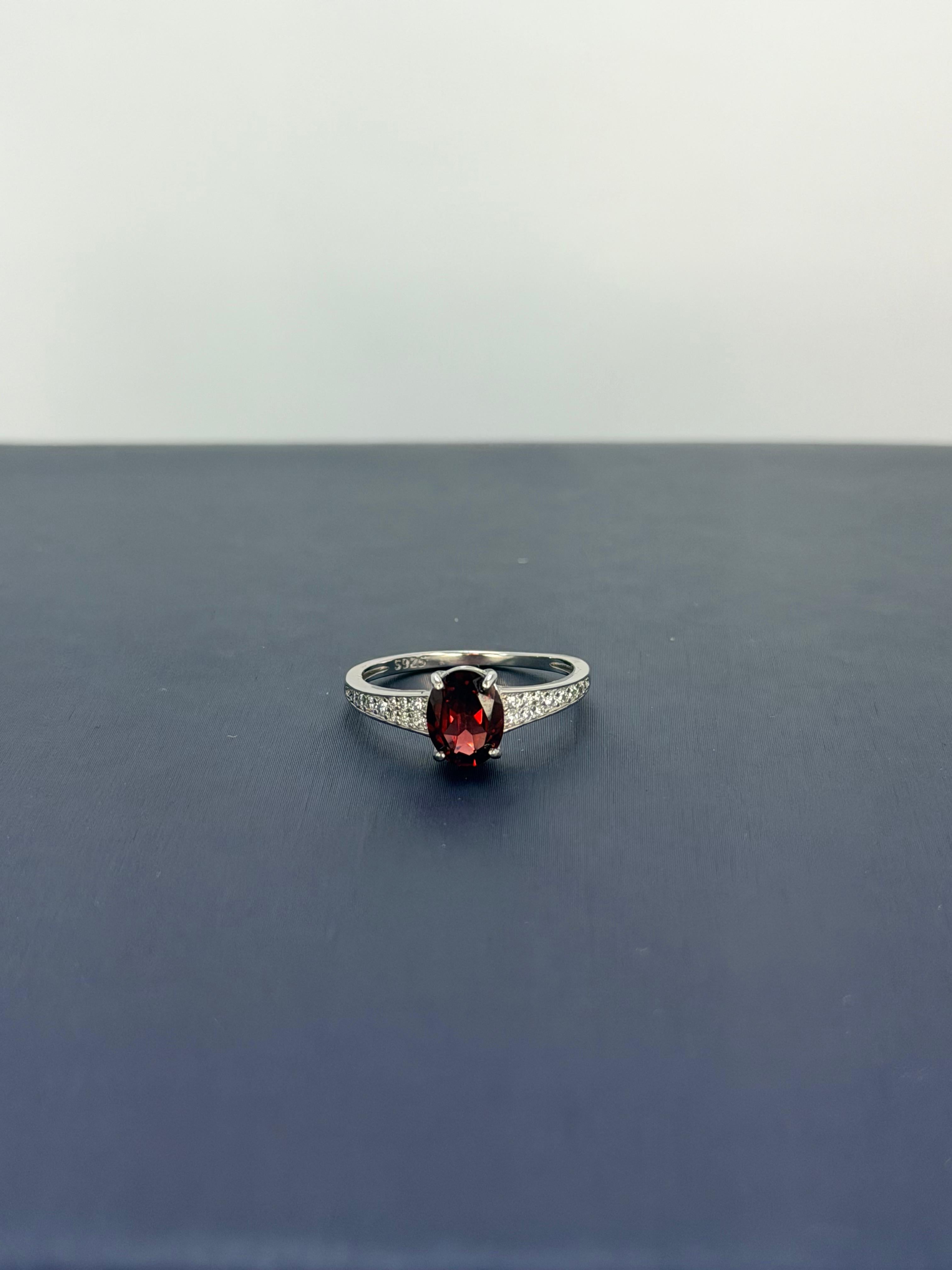 Anillo granate diseño corte oval