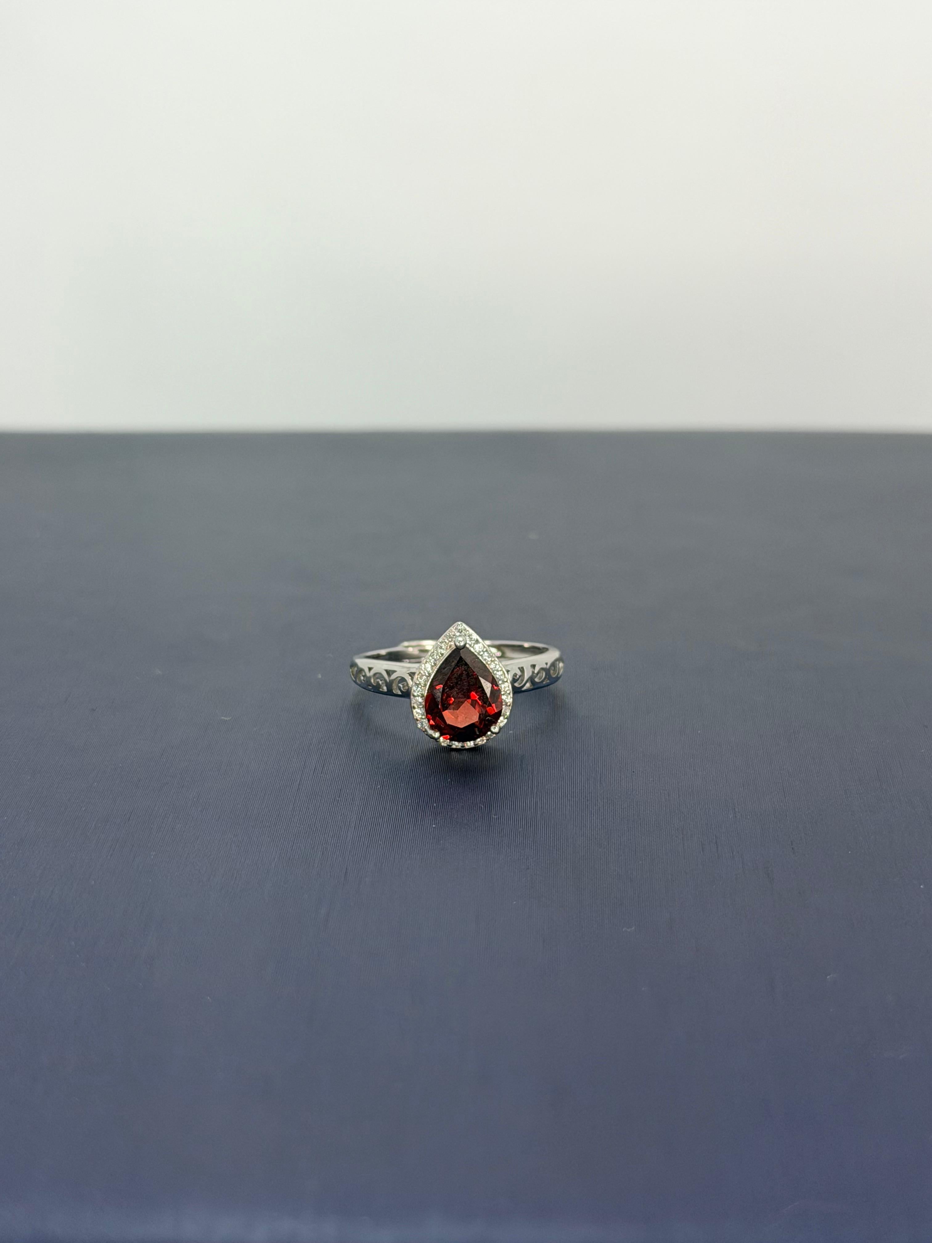Anillo granate diseño corte lagrima tipo solitario