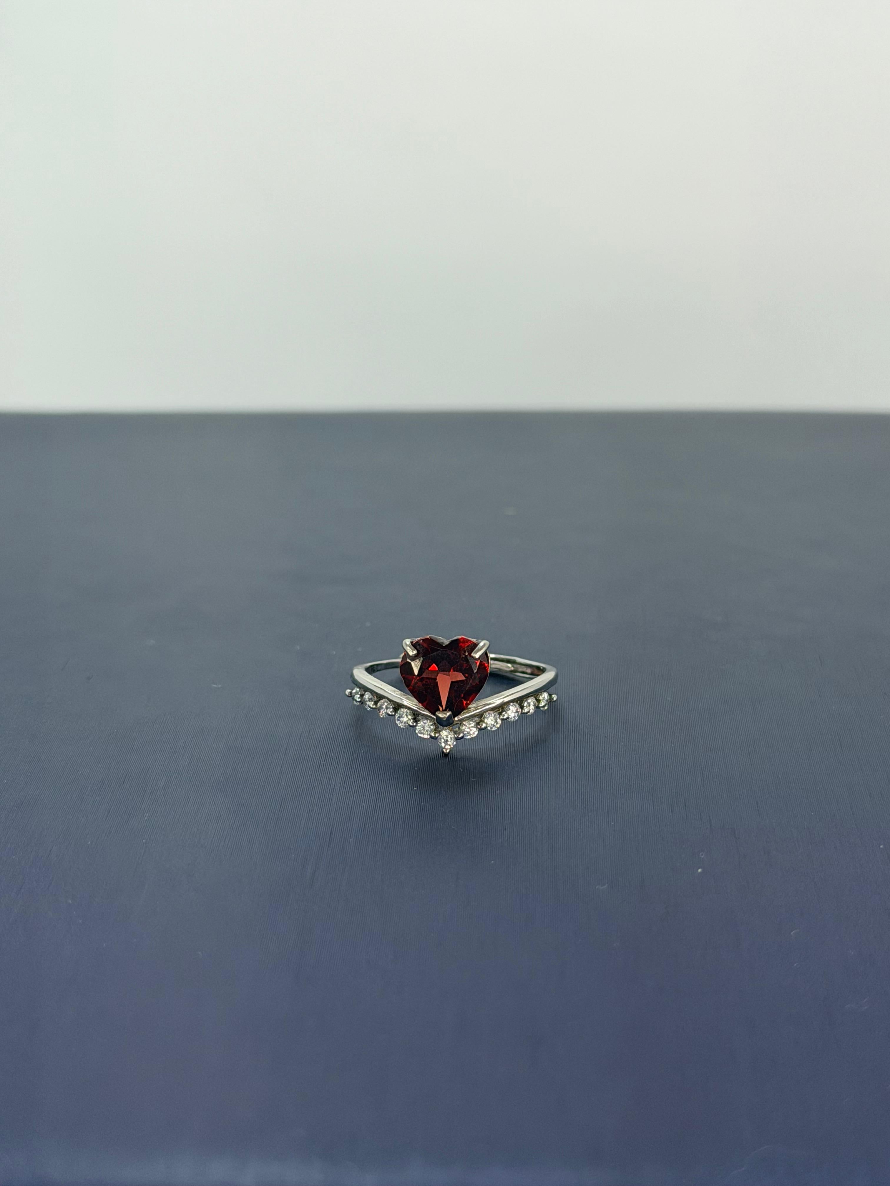 Anillo granate diseño corte corazón