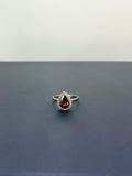 Anillo granate diseño corte lágrima talla única