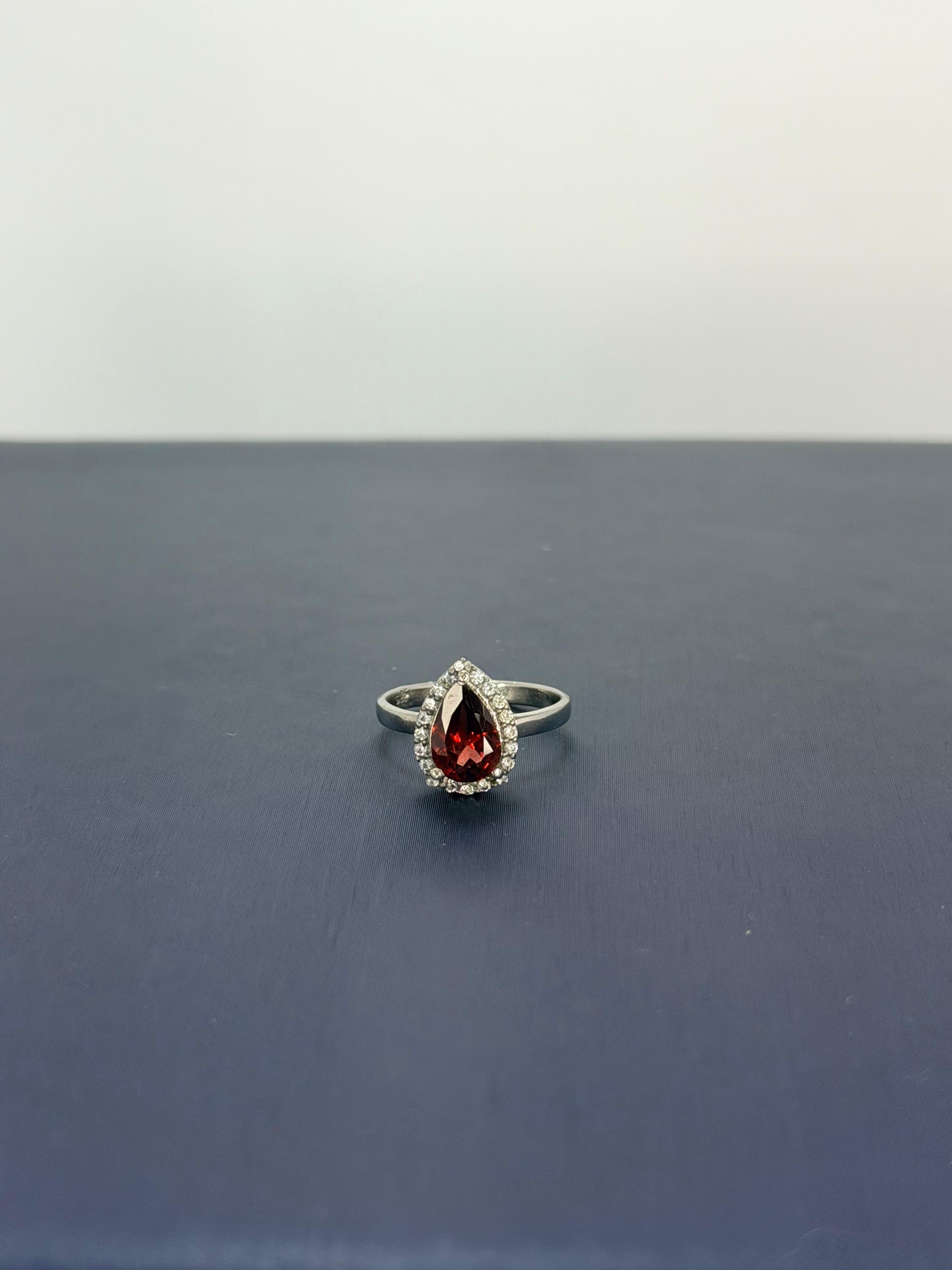 Anillo granate diseño corte lágrima talla única
