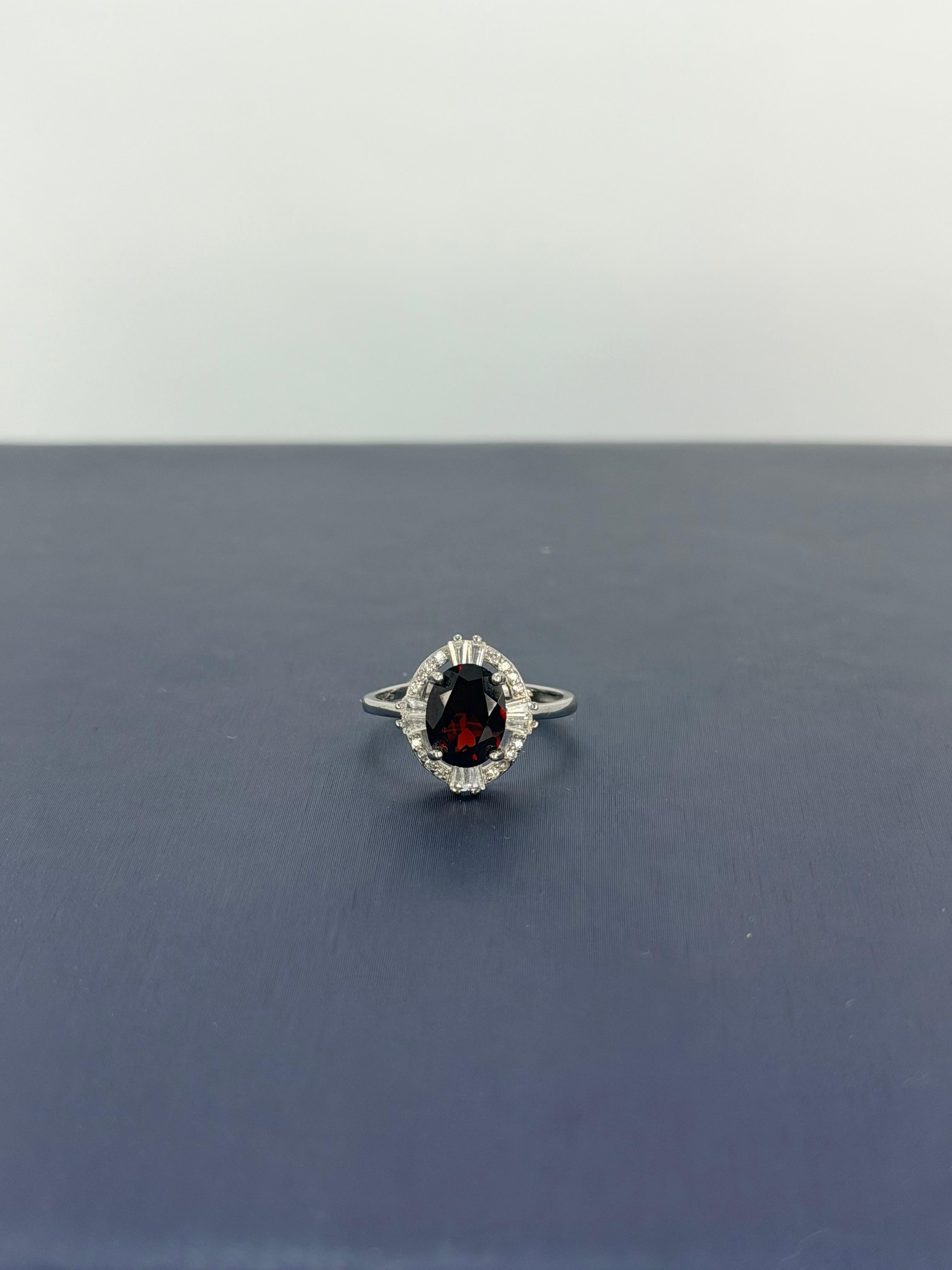 Anillo granate diseño corte oval