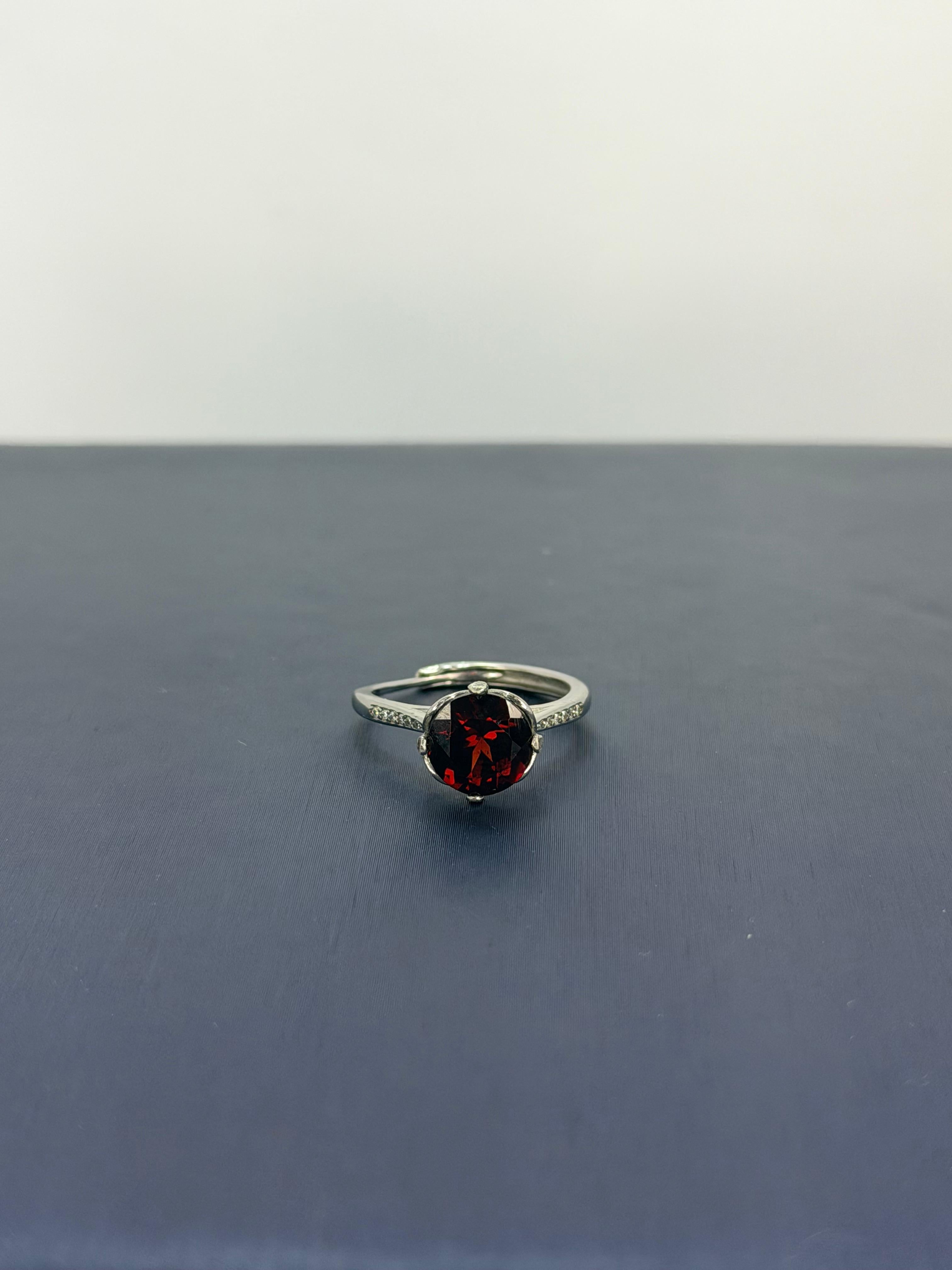 Anillo granate diseño corte brillante