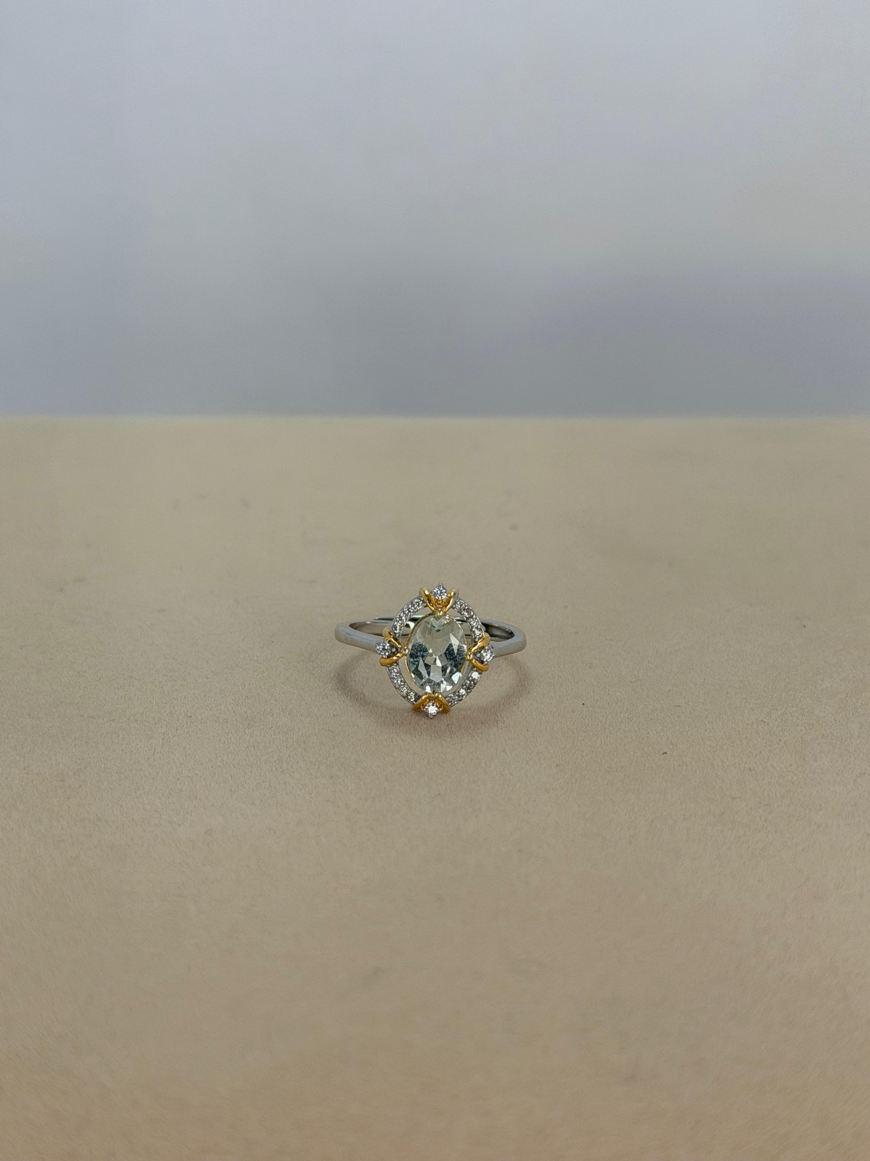 Anillo Aguamarina diseño halo corte oval