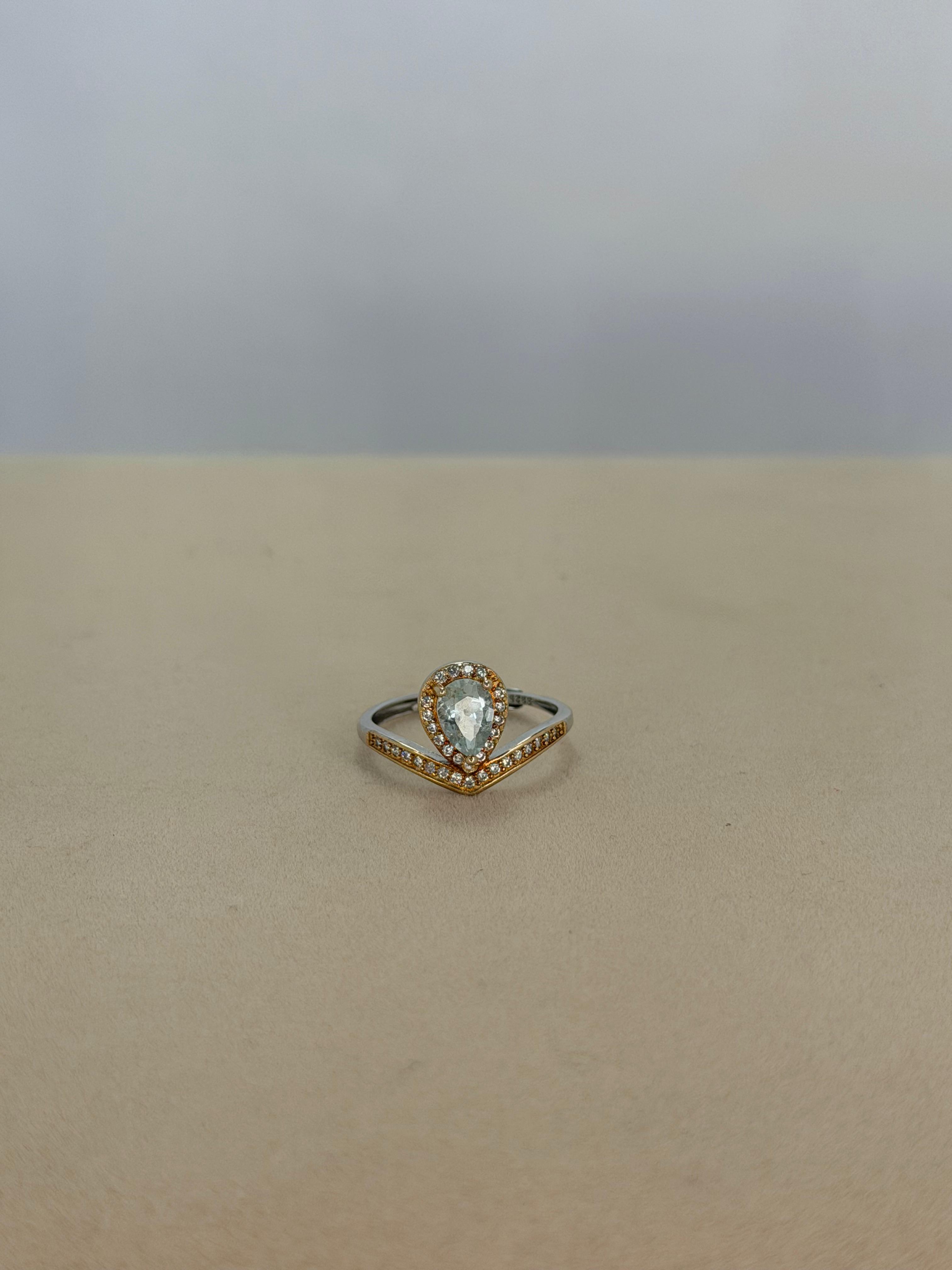 Anillo Aguamarina diseño corona corte lagrima