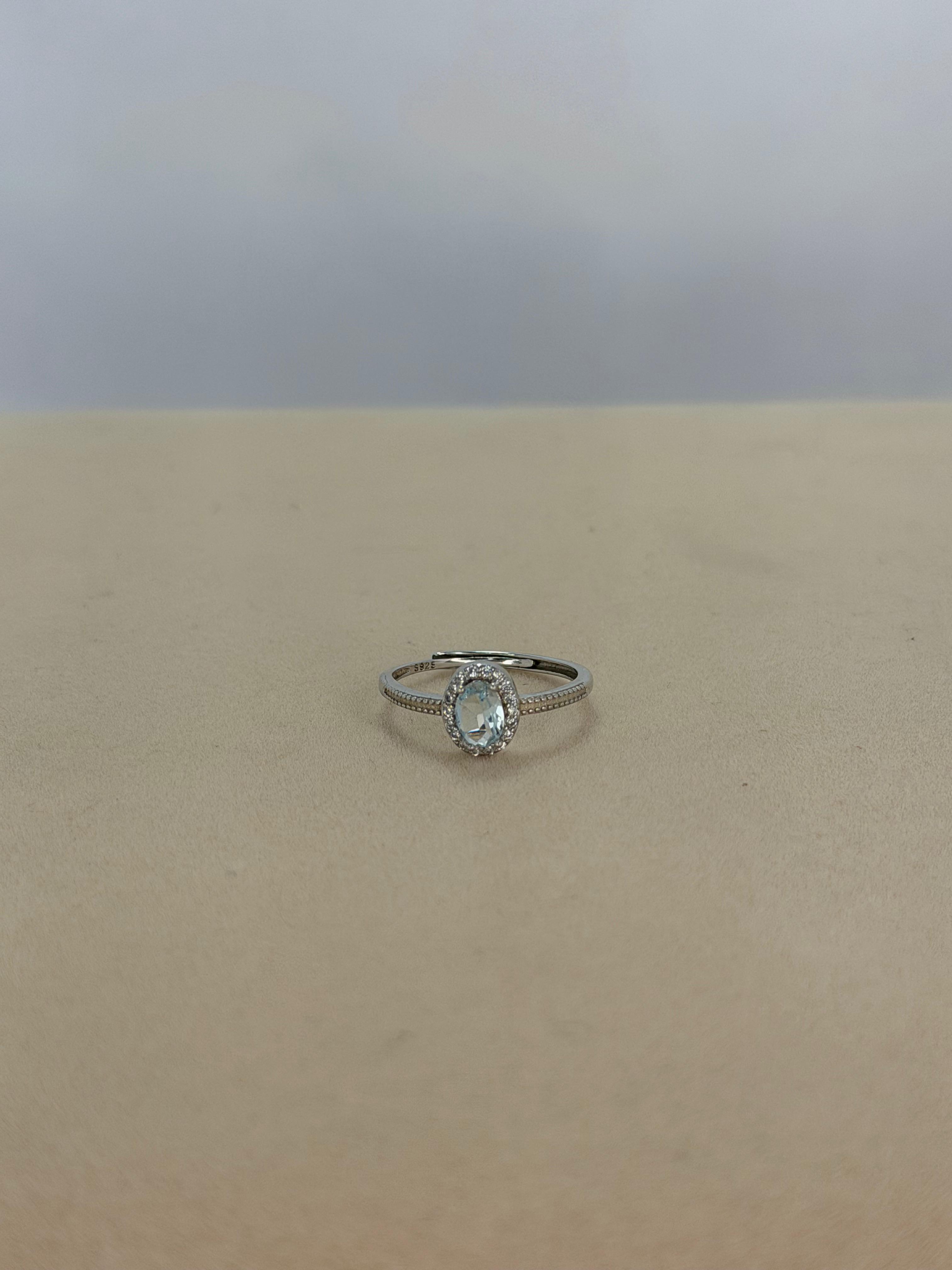 Anillo Aguamarina solitario diseño corte oval