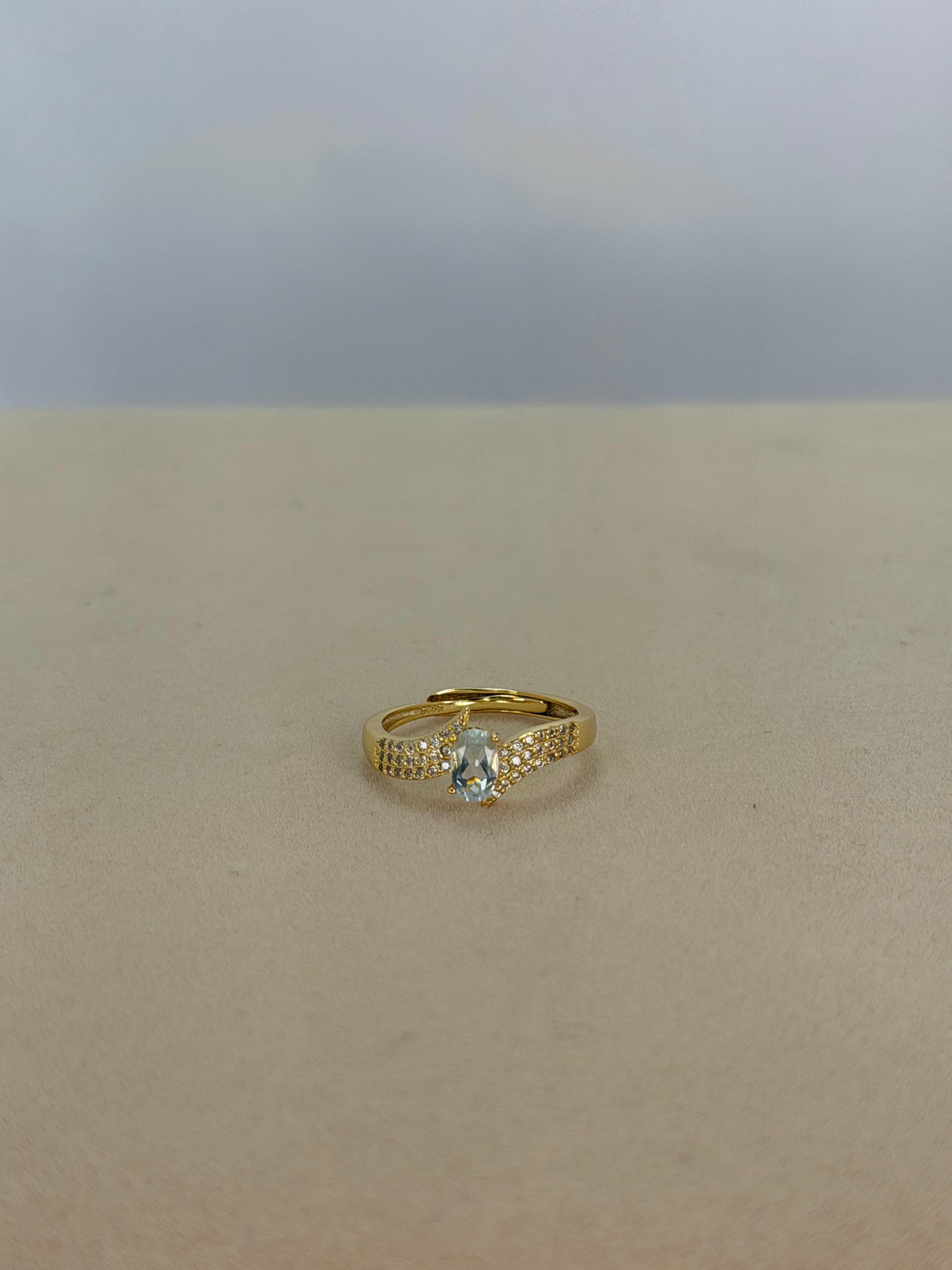Anillo Aguamarina corte oval acabado dorado