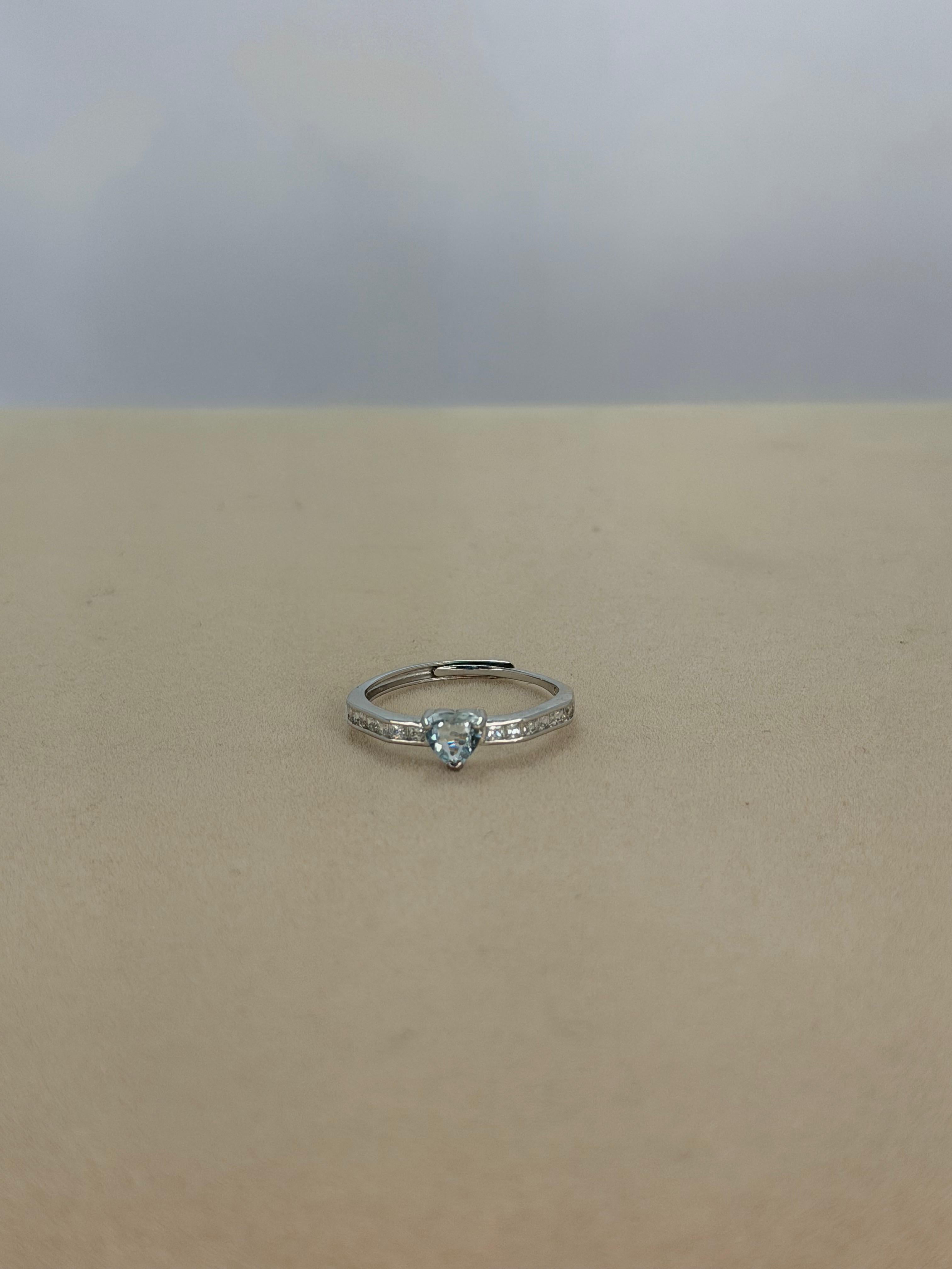 Anillo Aguamarina solitario corte corazón