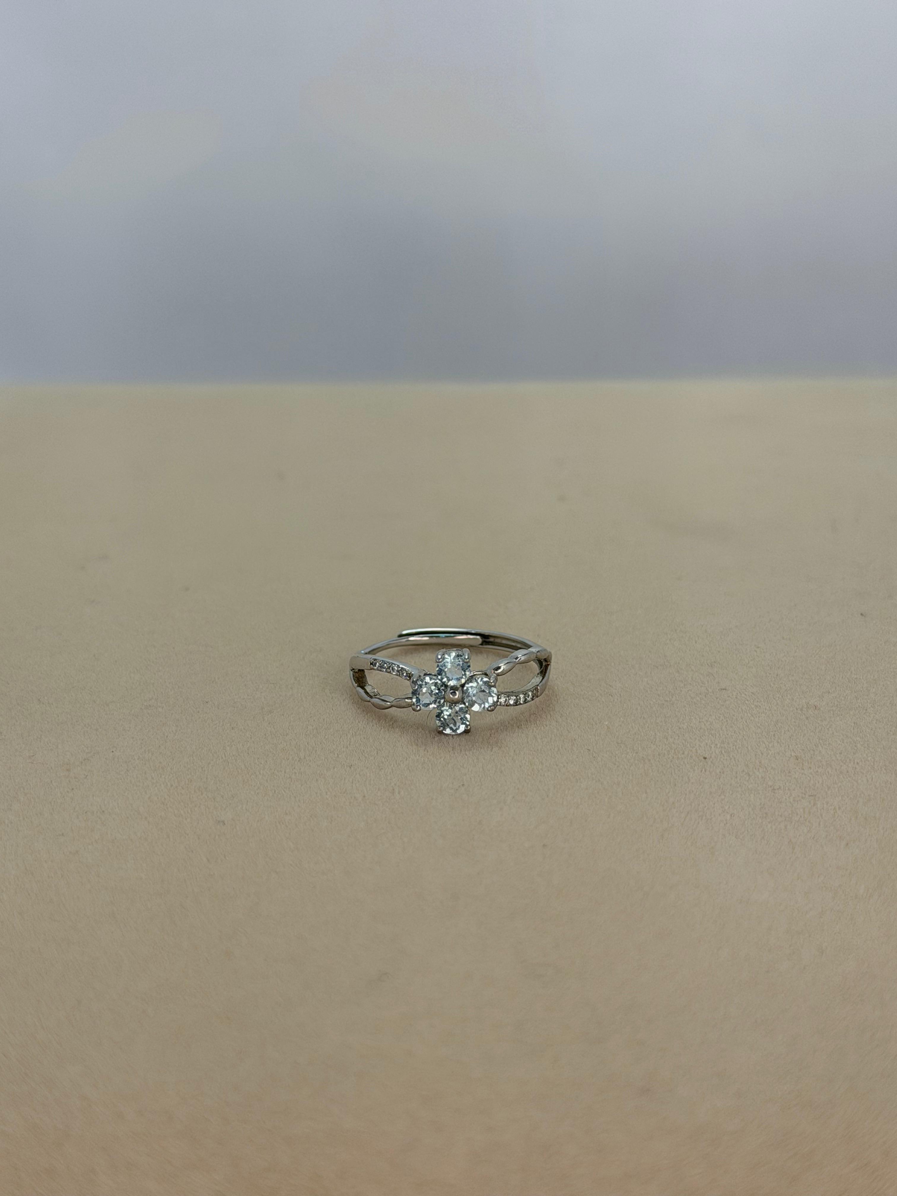 Anillo Aguamarina solitario diseño trébol