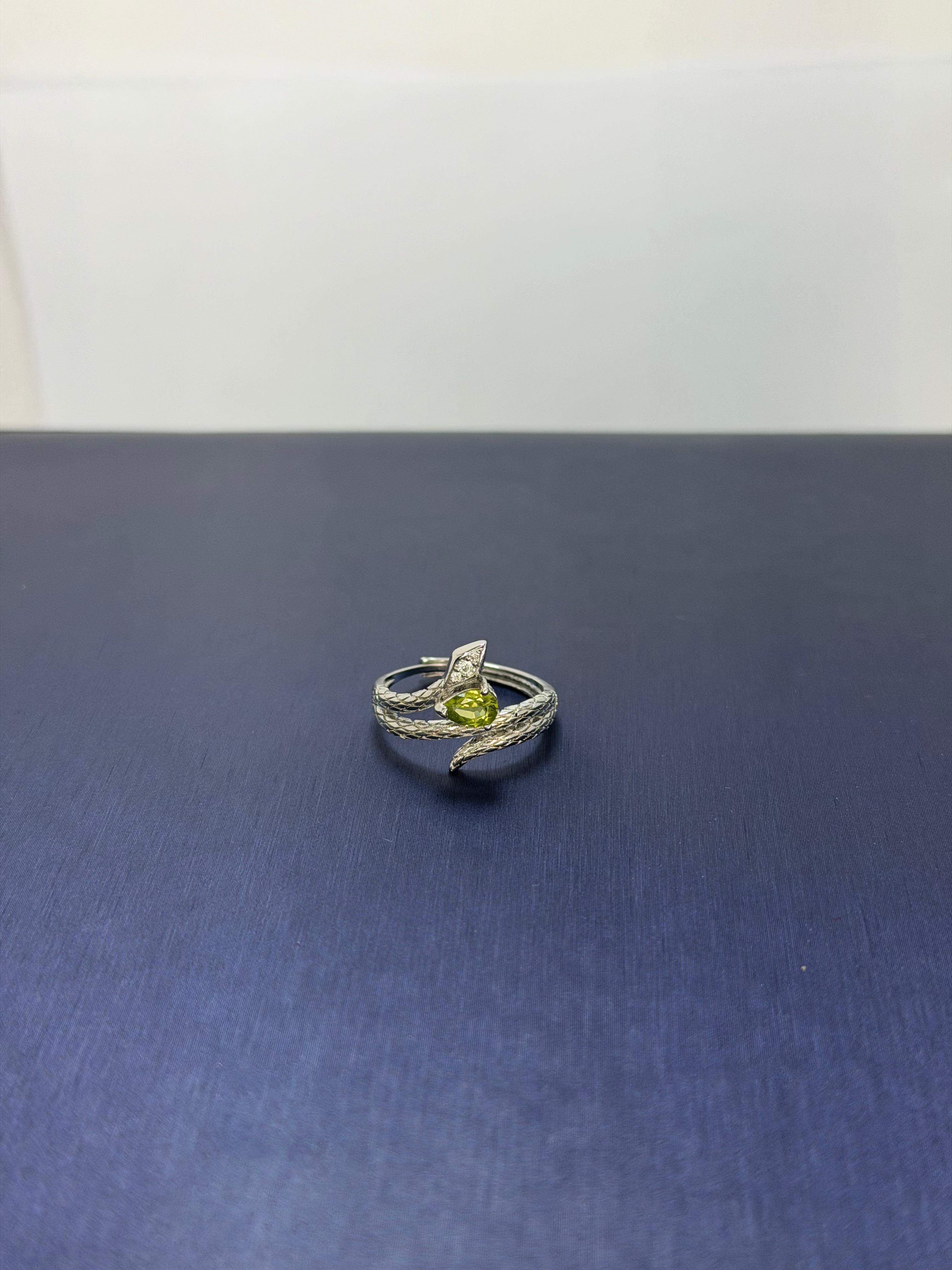 Anillo de Peridoto en plata diseño Serpiente